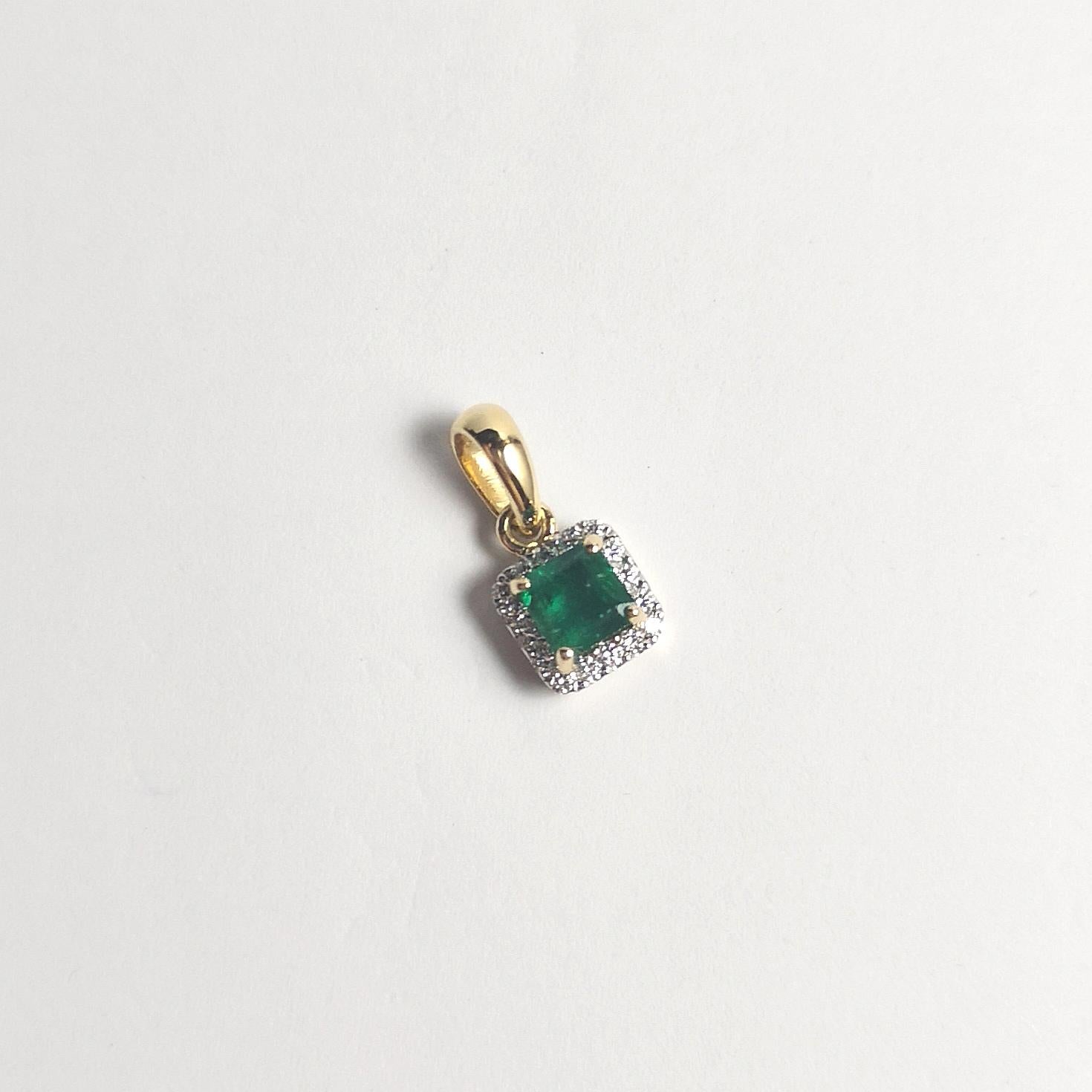 Smaragd- und Diamant-Anhänger in 18 Karat Goldfassungen gefasst im Angebot 4