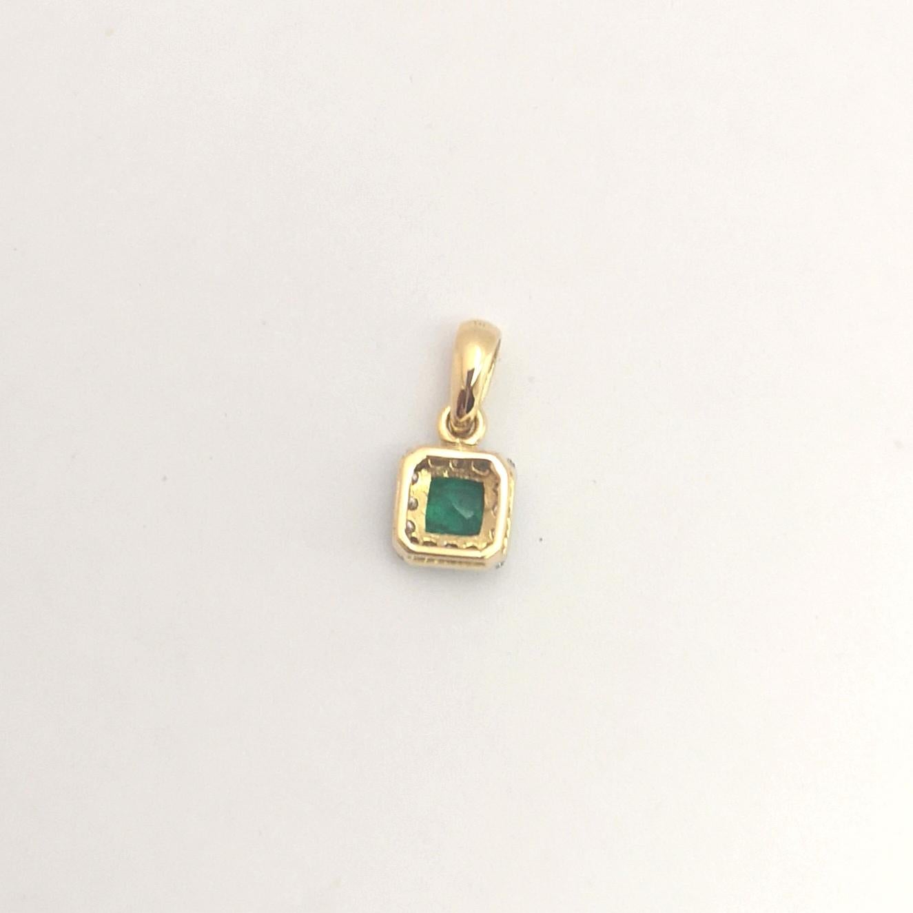 Smaragd- und Diamant-Anhänger in 18 Karat Goldfassungen gefasst im Angebot 5