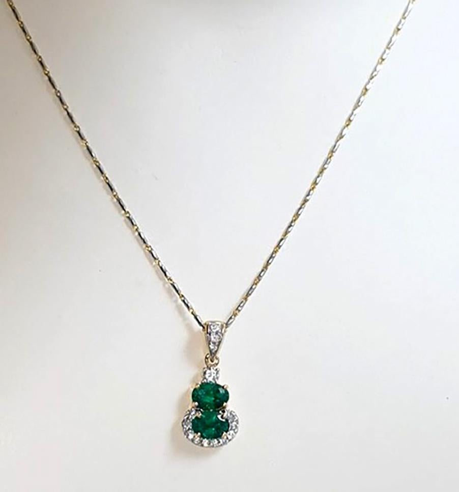 Smaragd 0,69 Karat mit Diamant 0,19 Karat Anhänger in 18K Goldfassung
(Kette nicht enthalten)

Breite: 0.9 cm 
Länge: 2.0 cm
Gesamtgewicht: 1,44 Gramm

