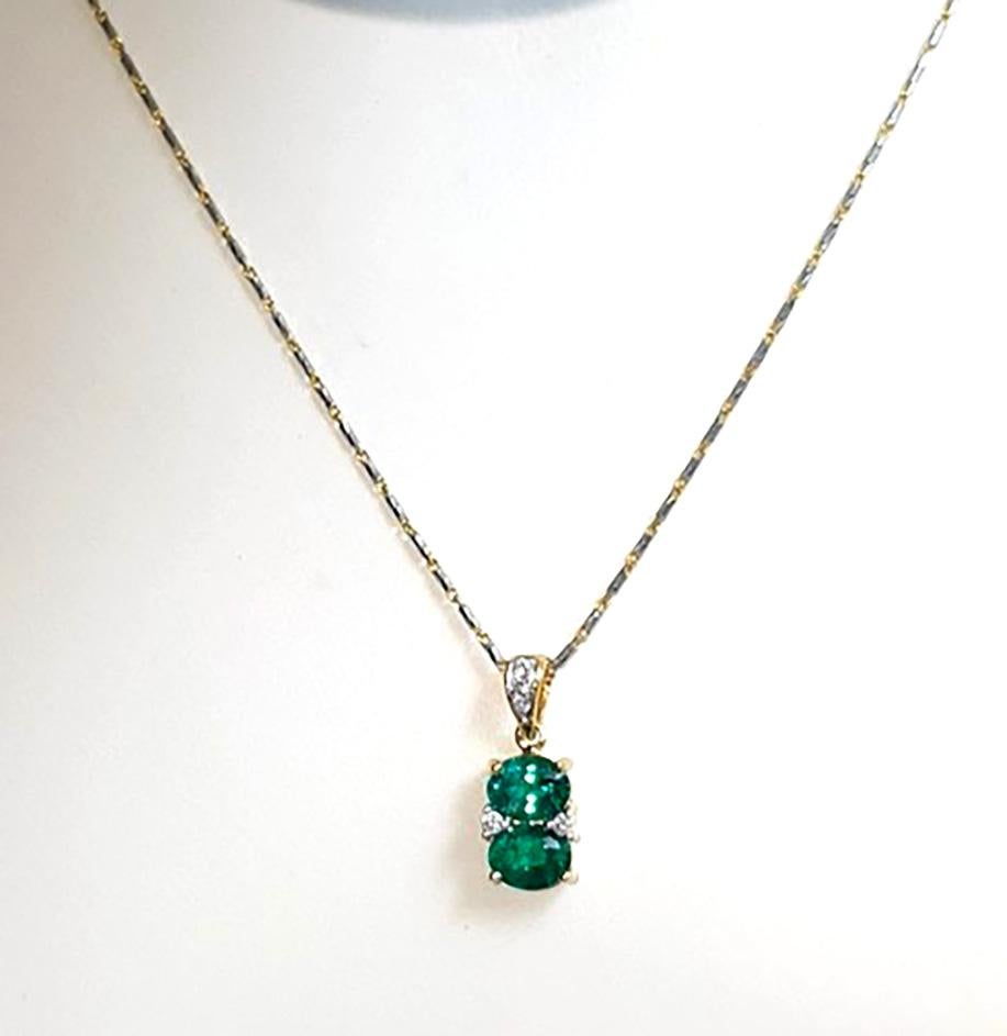 Smaragd 1,07 Karat mit Diamant 0,05 Karat Anhänger in 18K Gold gefasst
(Kette nicht enthalten)

Breite: 0,6 cm 
Länge: 1.5 cm
Gesamtgewicht: 1.35 Gramm

