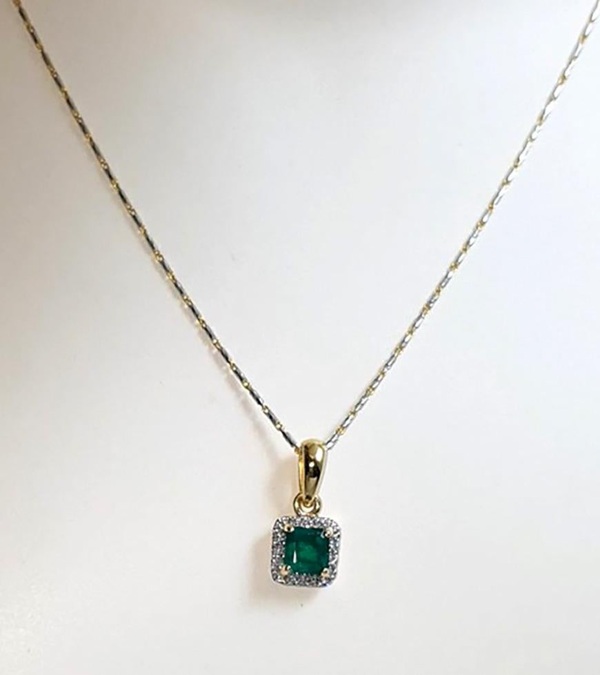 Smaragd 0,83 Karat mit Diamant 0,16 Karat Anhänger in 18K Gold gefasst
(Kette nicht enthalten)

Breite: 0,8 cm 
Länge: 1,6 cm
Gesamtgewicht: 1.48 Gramm

