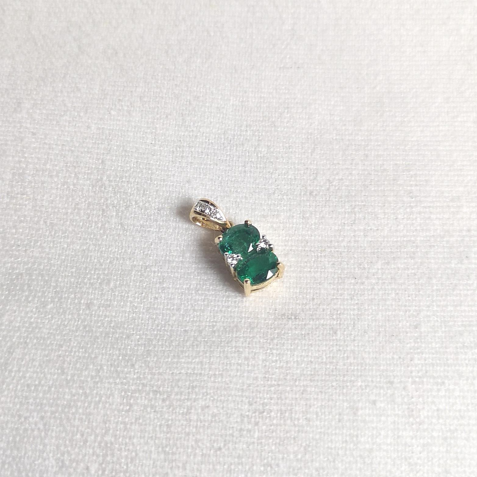 Smaragd- und Diamant-Anhänger in 18 Karat Goldfassungen gefasst (Ovalschliff) im Angebot
