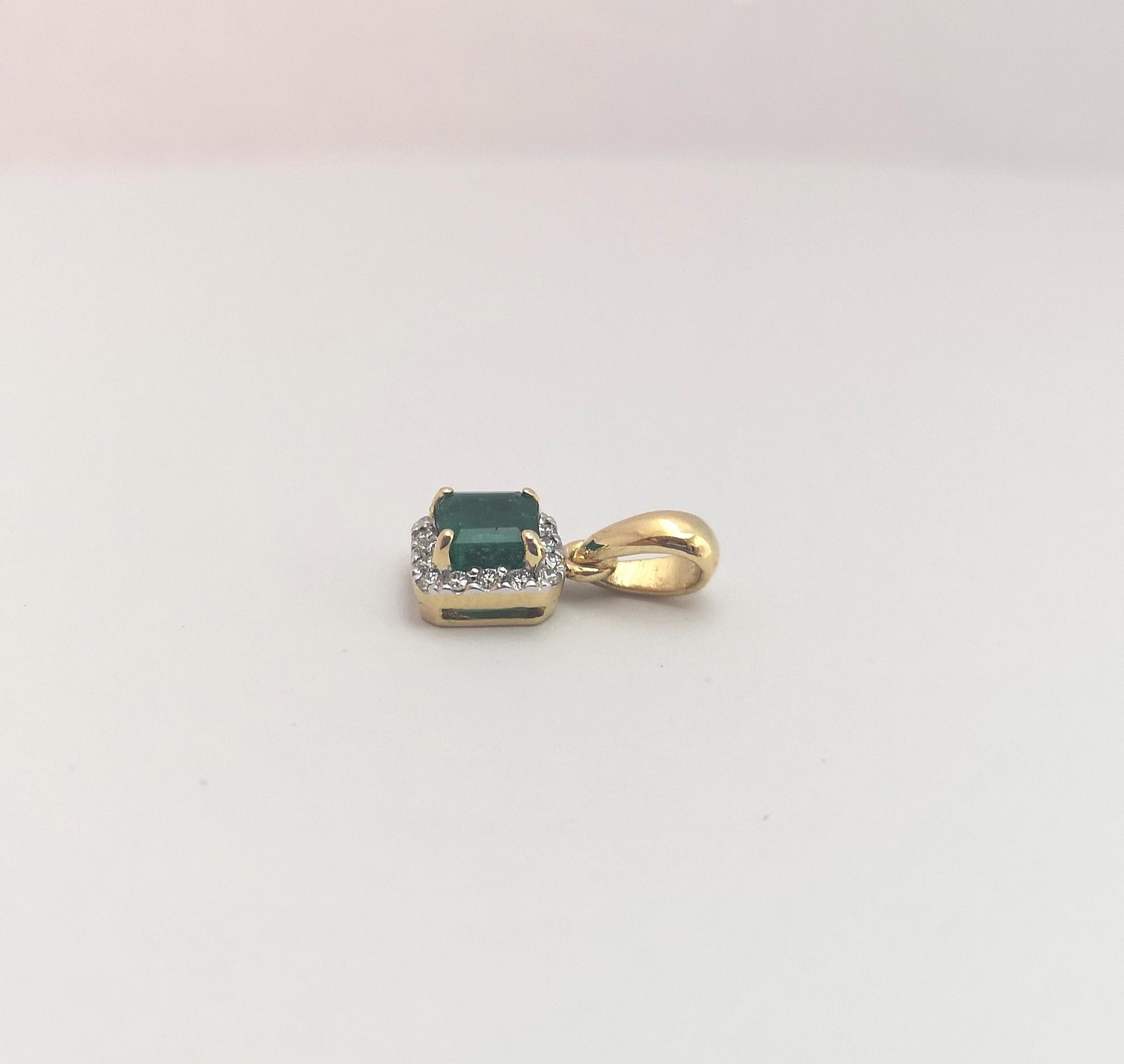 Smaragd- und Diamant-Anhänger in 18 Karat Goldfassungen gefasst (Carréschliff) im Angebot