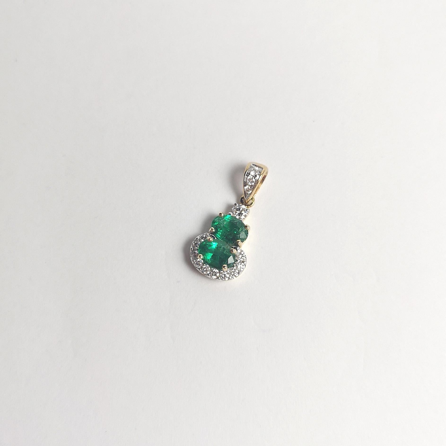 Smaragd- und Diamant-Anhänger in 18 Karat Goldfassungen gefasst im Zustand „Neu“ im Angebot in Bangkok, TH