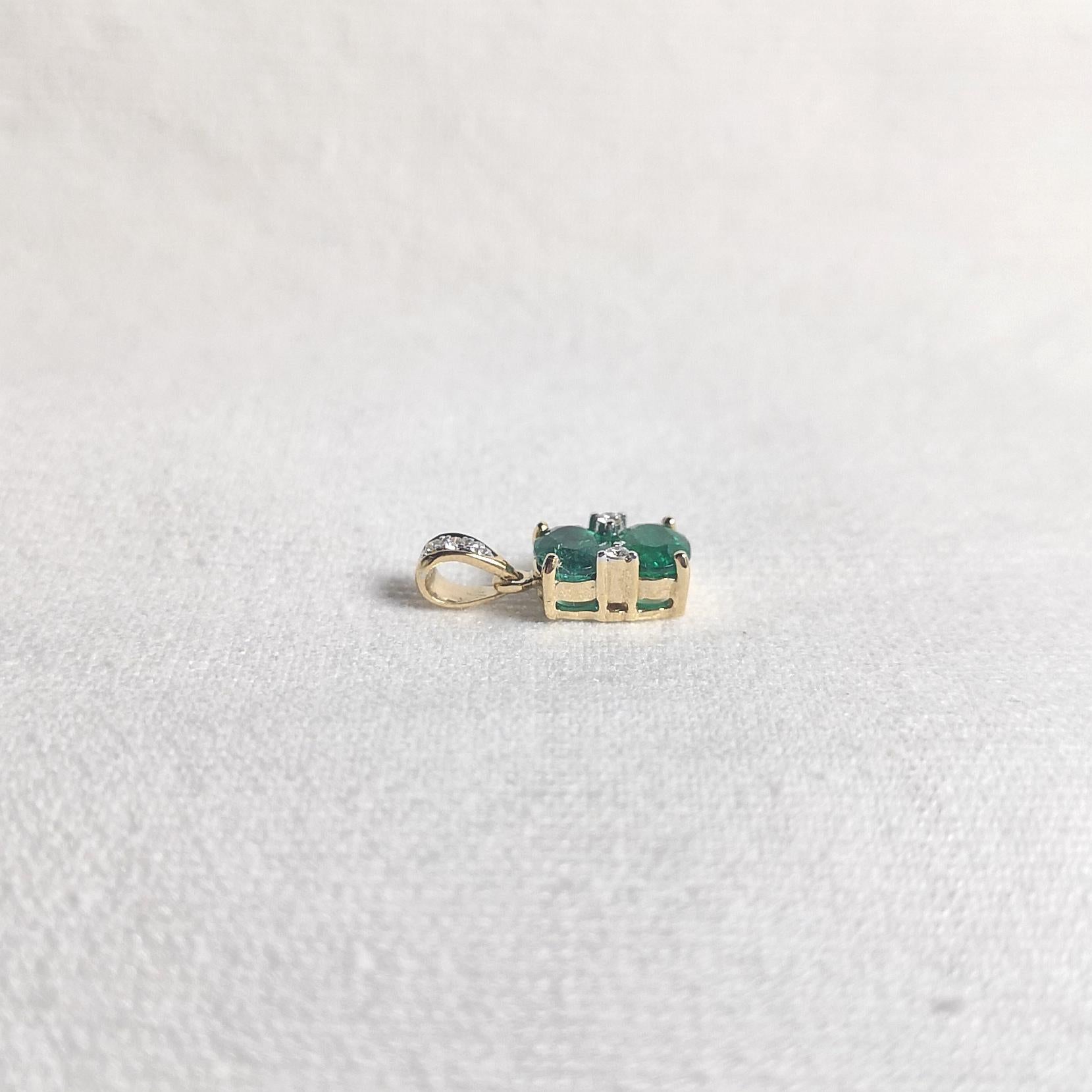 Smaragd- und Diamant-Anhänger in 18 Karat Goldfassungen gefasst im Zustand „Neu“ im Angebot in Bangkok, TH
