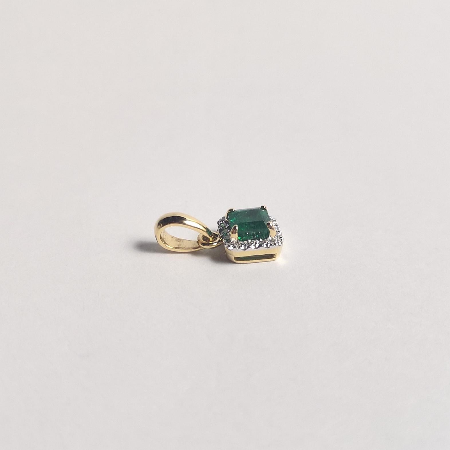 Smaragd- und Diamant-Anhänger in 18 Karat Goldfassungen gefasst im Zustand „Neu“ im Angebot in Bangkok, TH