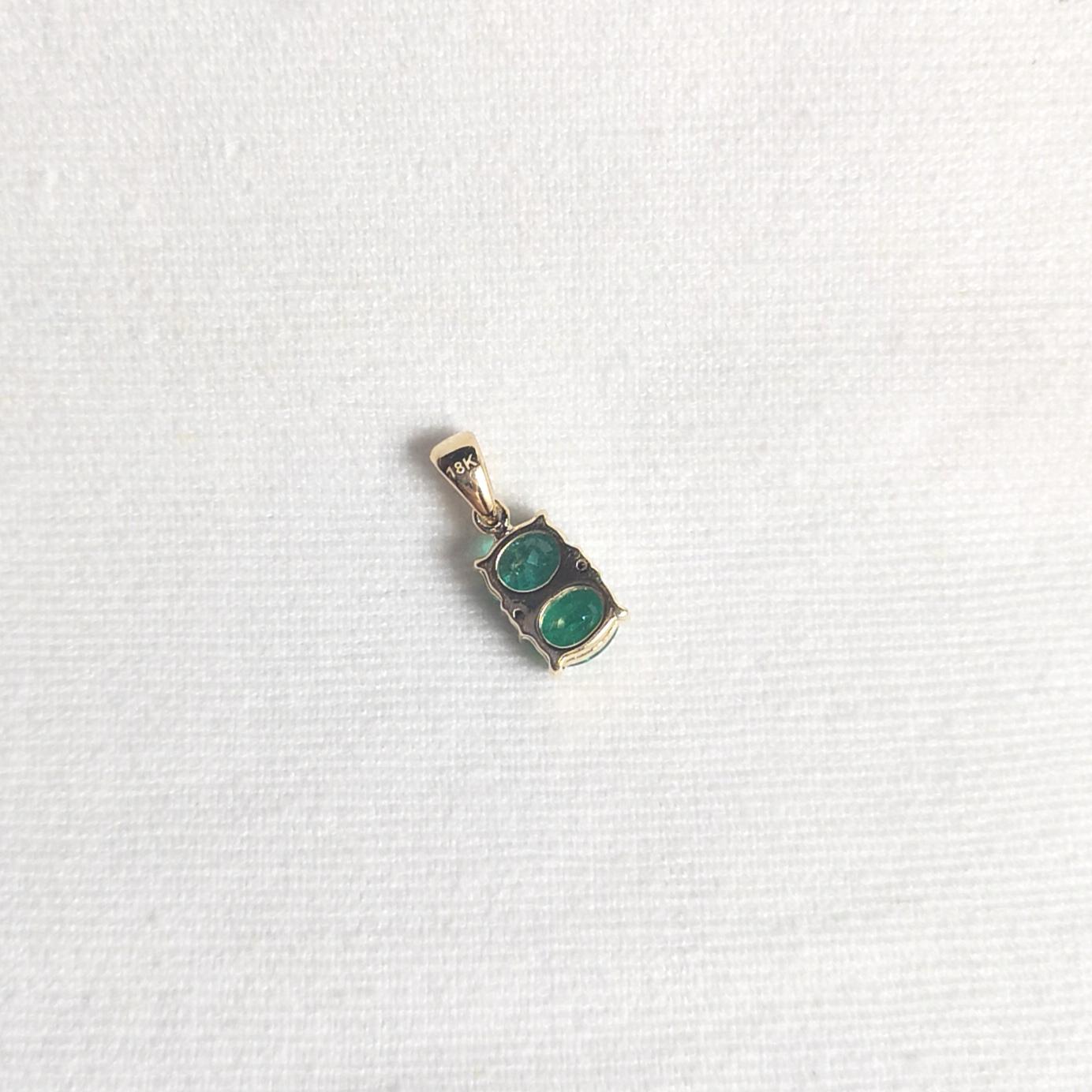 Smaragd- und Diamant-Anhänger in 18 Karat Goldfassungen gefasst Damen im Angebot