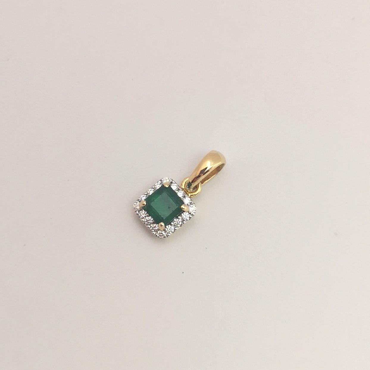 Smaragd- und Diamant-Anhänger in 18 Karat Goldfassungen gefasst im Angebot 1