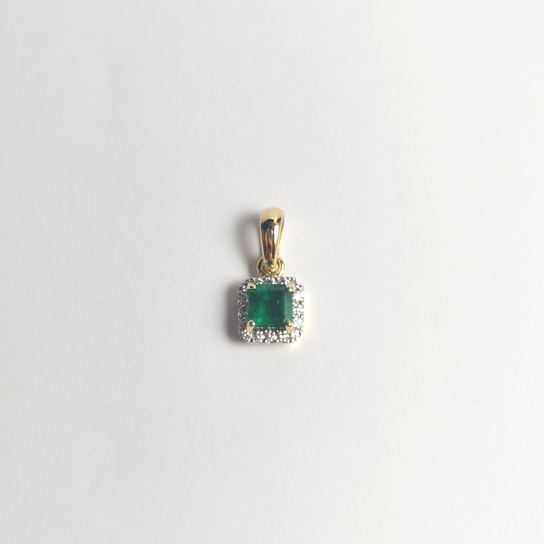 Smaragd- und Diamant-Anhänger in 18 Karat Goldfassungen gefasst im Angebot 2