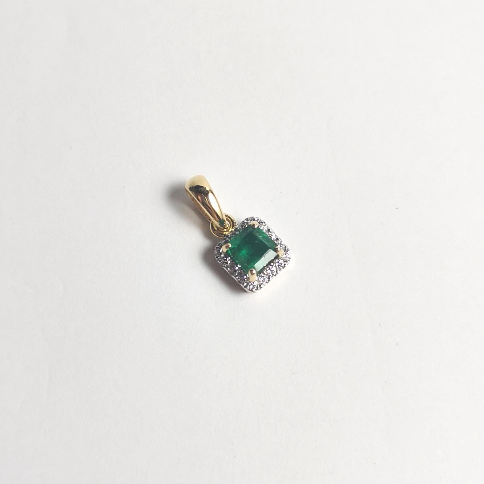 Smaragd- und Diamant-Anhänger in 18 Karat Goldfassungen gefasst im Angebot 3