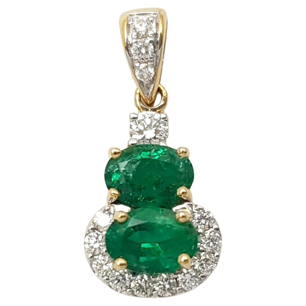 Pendentif en or 18 carats orné d'une émeraude et d'un diamant