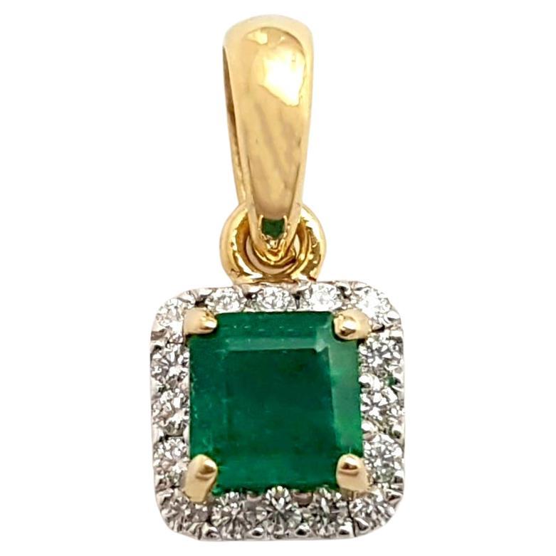 Pendentif en or 18 carats orné d'une émeraude et d'un diamant