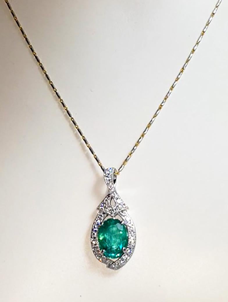 Smaragd 2,14 Karat mit Diamant 0,30 Karat Anhänger in 18K Weißgold gefasst
(Kette nicht enthalten)

Breite: 1.2 cm 
Länge: 2,6 cm
Gesamtgewicht: 3.19 Gramm

