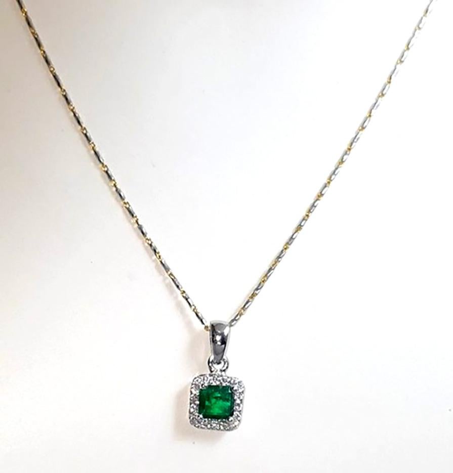 Ciondolo con smeraldo da 0,38 carati e diamante da 0,16 carati incastonato in oro bianco 18 carati
(catena non inclusa)

Larghezza: 0,8 cm 
Lunghezza: 1,4 cm
Peso totale: 1.34 grammi

