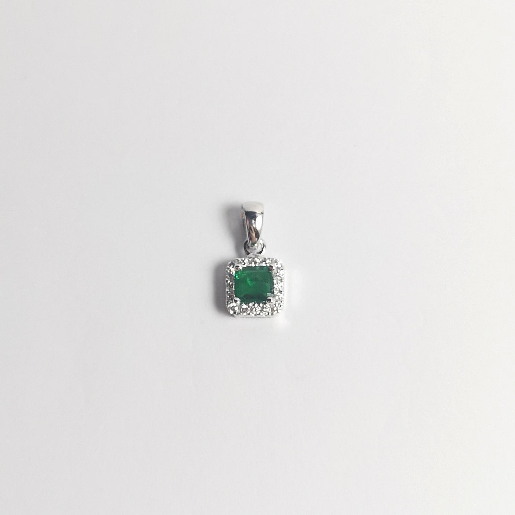 Taglio princess Ciondolo con smeraldo e diamante incastonato in oro bianco 18 carati in vendita