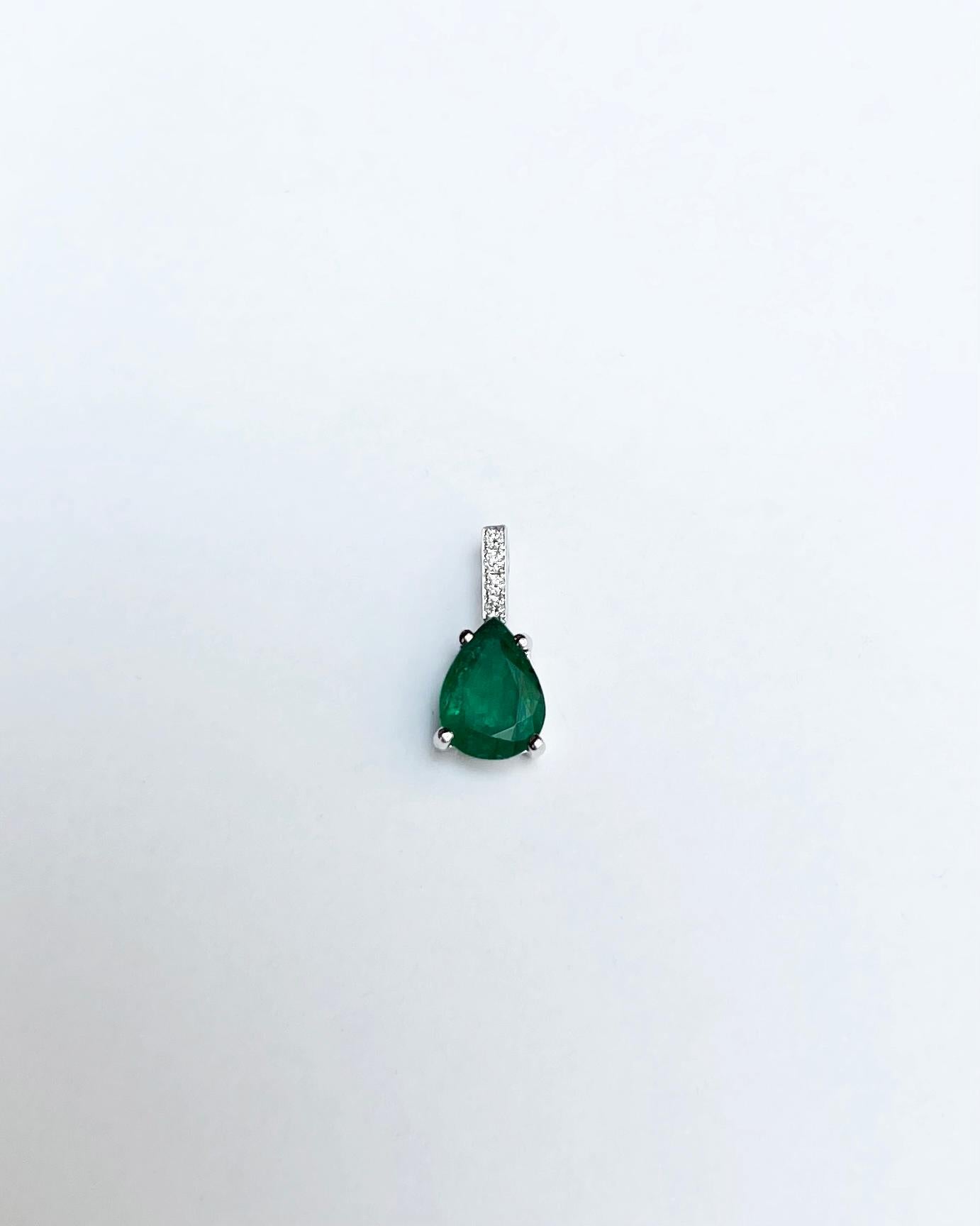 Smaragd- und Diamant-Anhänger in 18 Karat Weißgold in Fassungen gefasst (Tropfenschliff) im Angebot