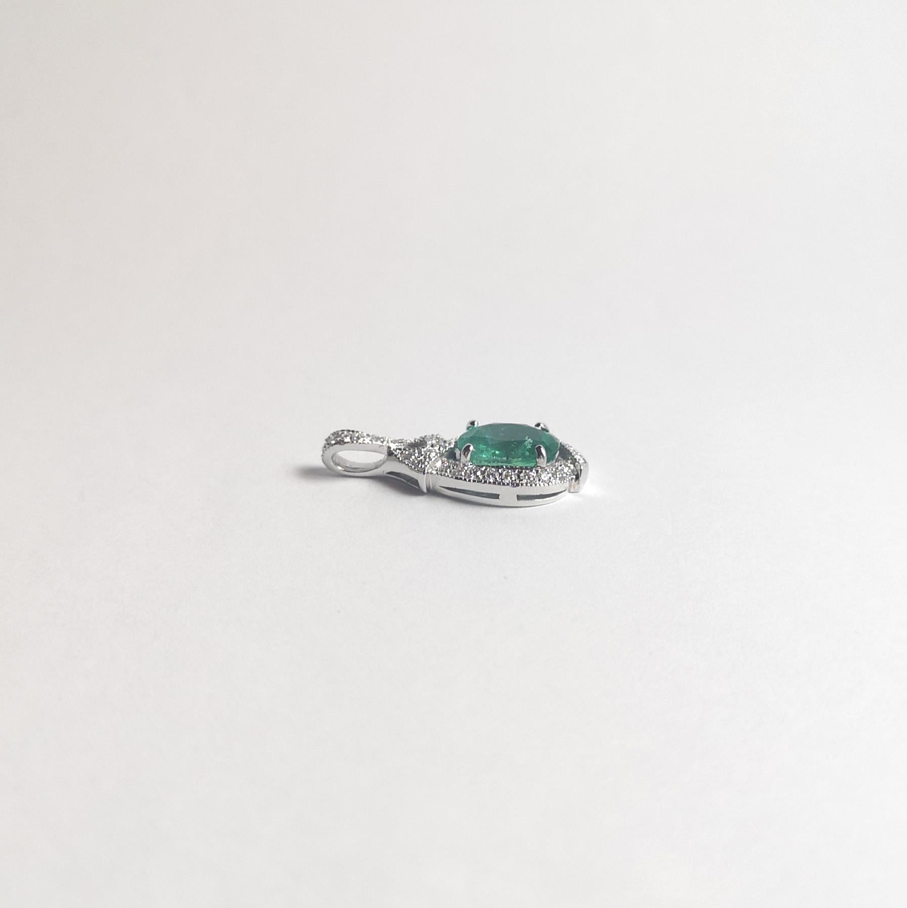 Smaragd- und Diamant-Anhänger in 18 Karat Weißgold in Fassungen gefasst im Zustand „Neu“ im Angebot in Bangkok, TH