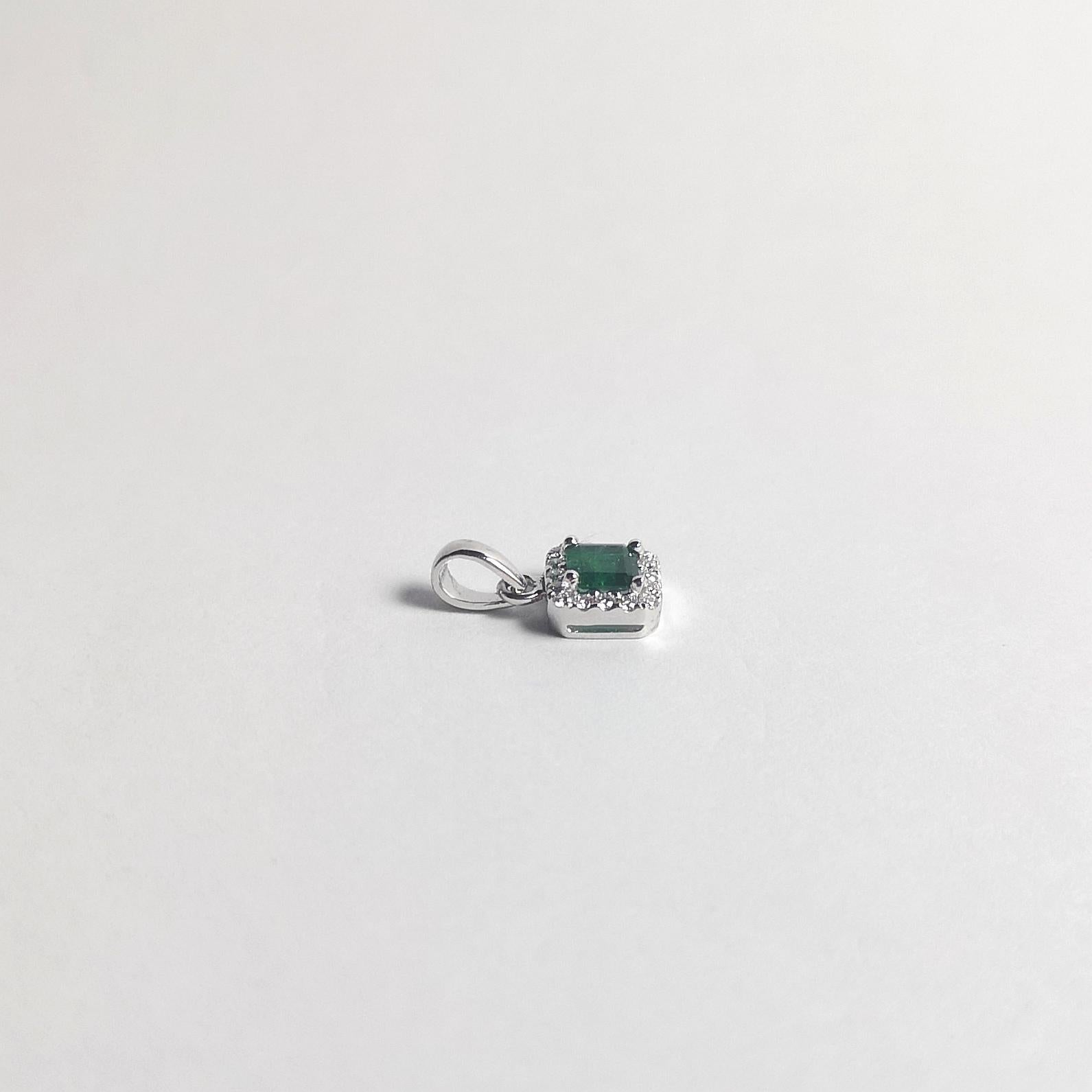 Donna Ciondolo con smeraldo e diamante incastonato in oro bianco 18 carati in vendita