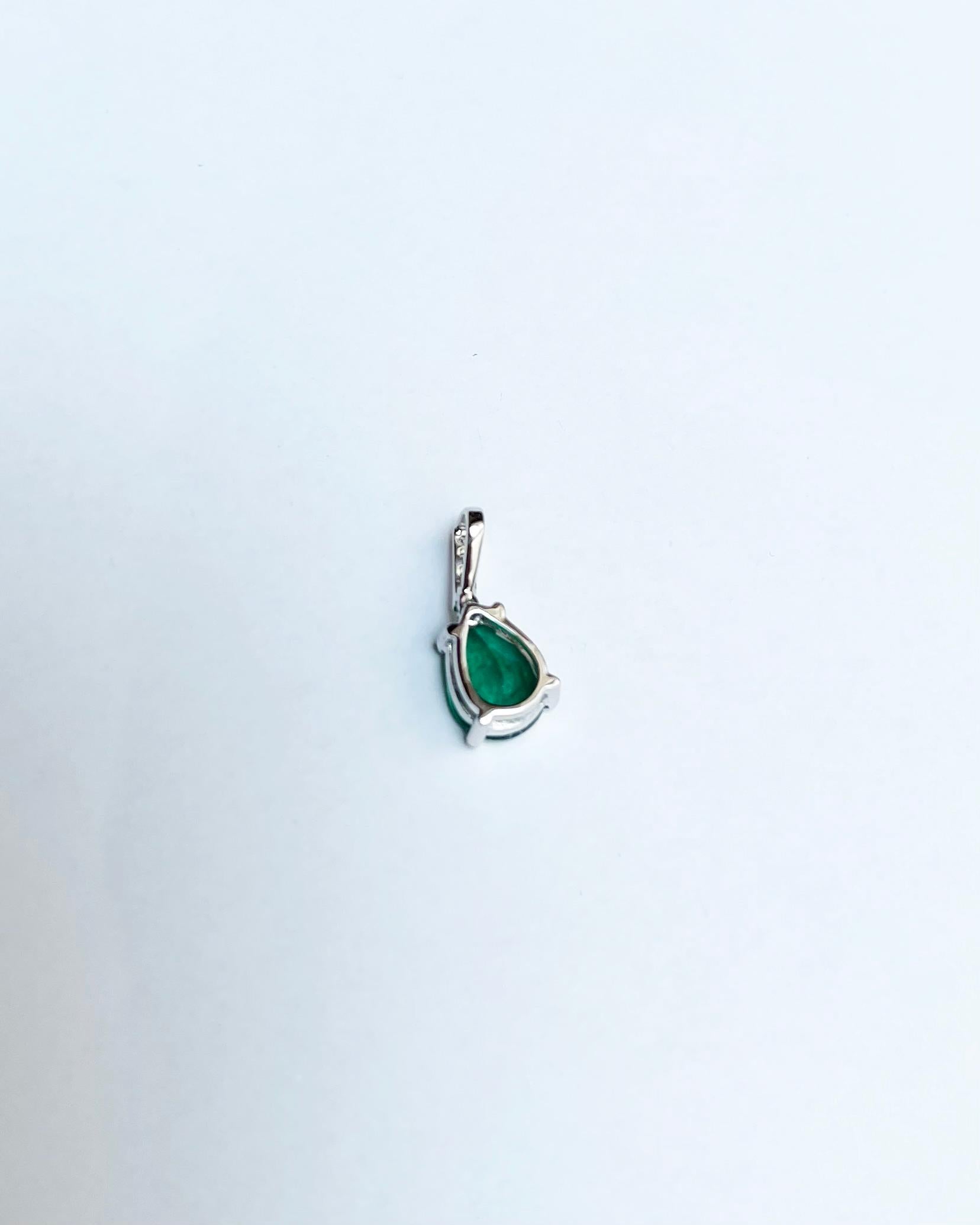 Smaragd- und Diamant-Anhänger in 18 Karat Weißgold in Fassungen gefasst im Angebot 2