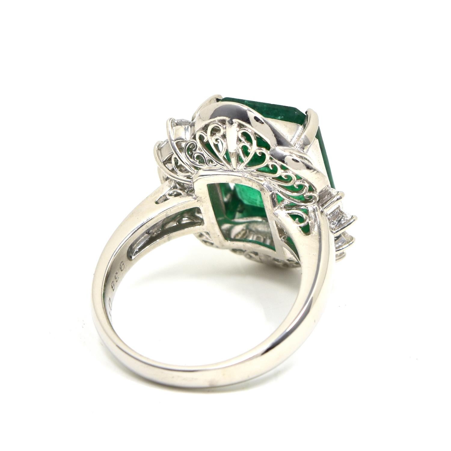 Emerald with Diamond Platinum Ring In Excellent Condition For Sale In Miami, FL