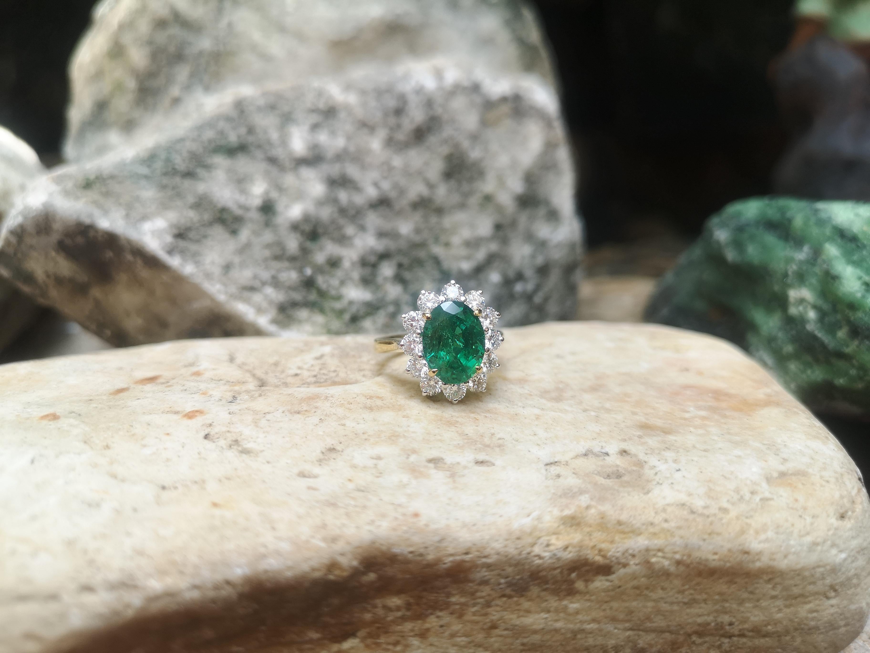 Smaragd- und Diamantring in 18 Karat Goldfassungen gefasst im Angebot 4