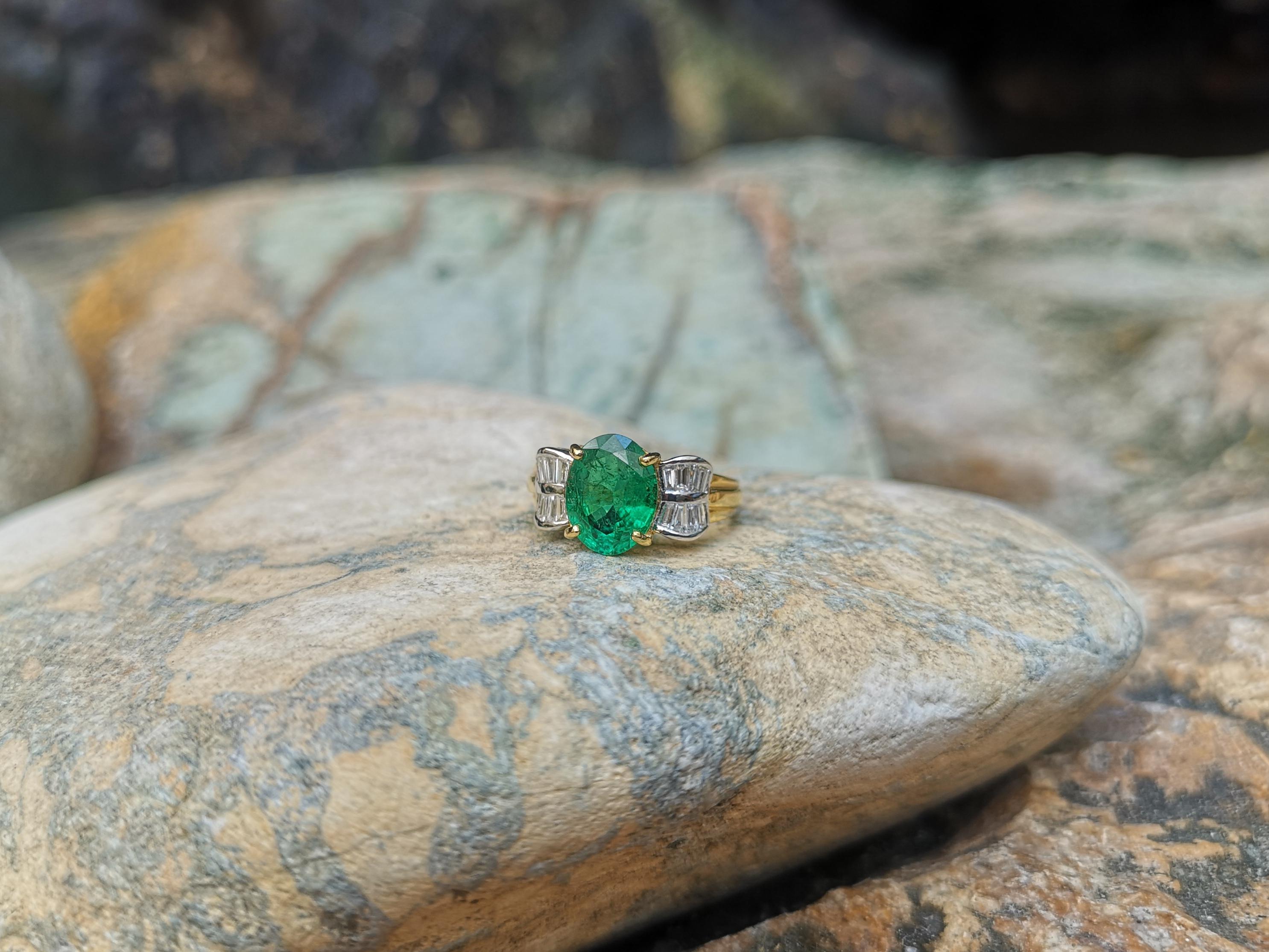 Emerald with Diamond Ring Set in 18 Karat Gold Settings For Sale 3