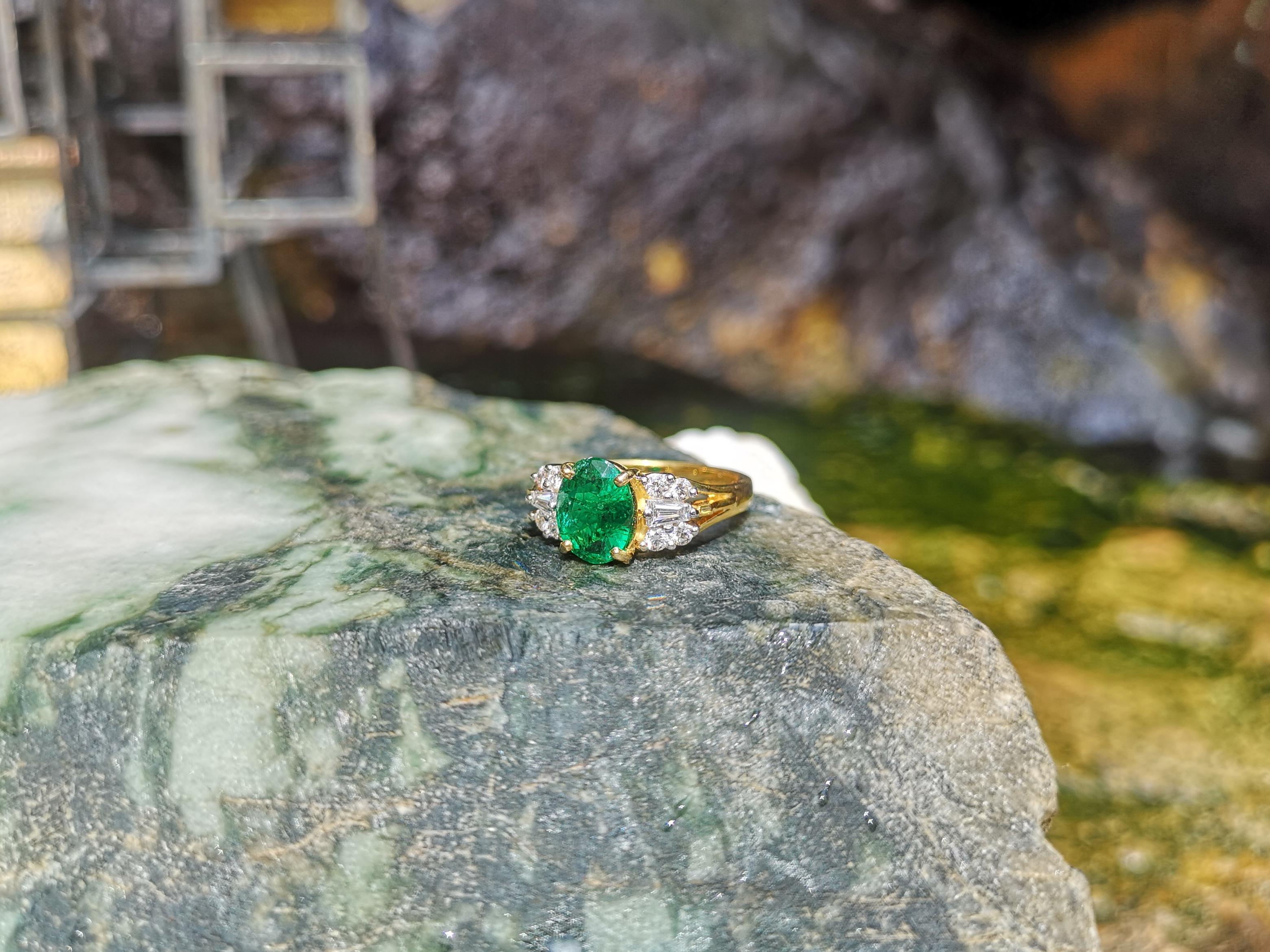 Emerald with Diamond Ring set in 18 Karat Gold Settings For Sale 4