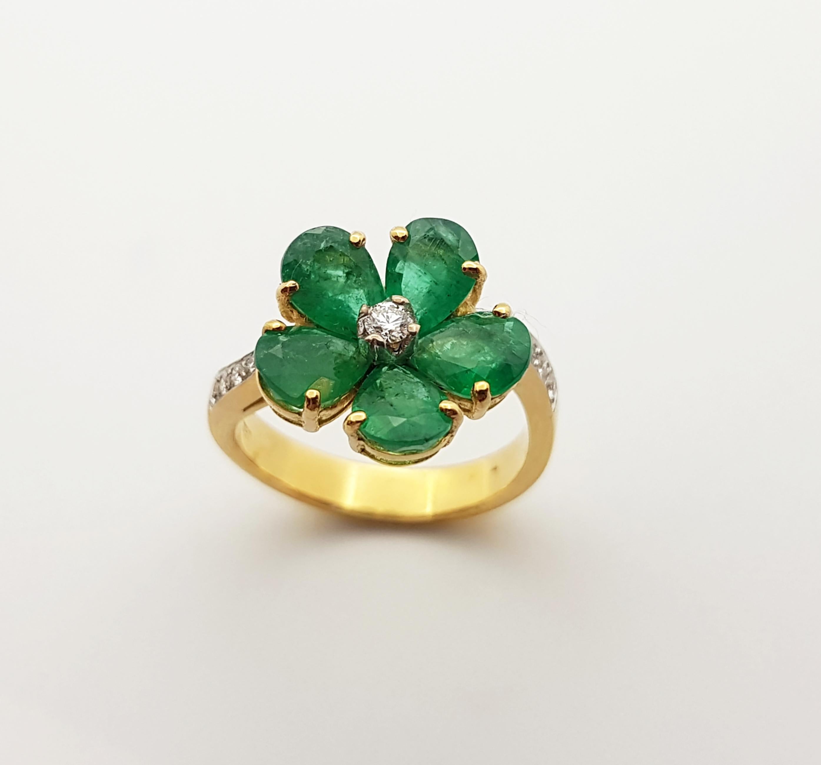 Emerald with Diamond  Ring Set in 18 Karat Gold Settings For Sale 4
