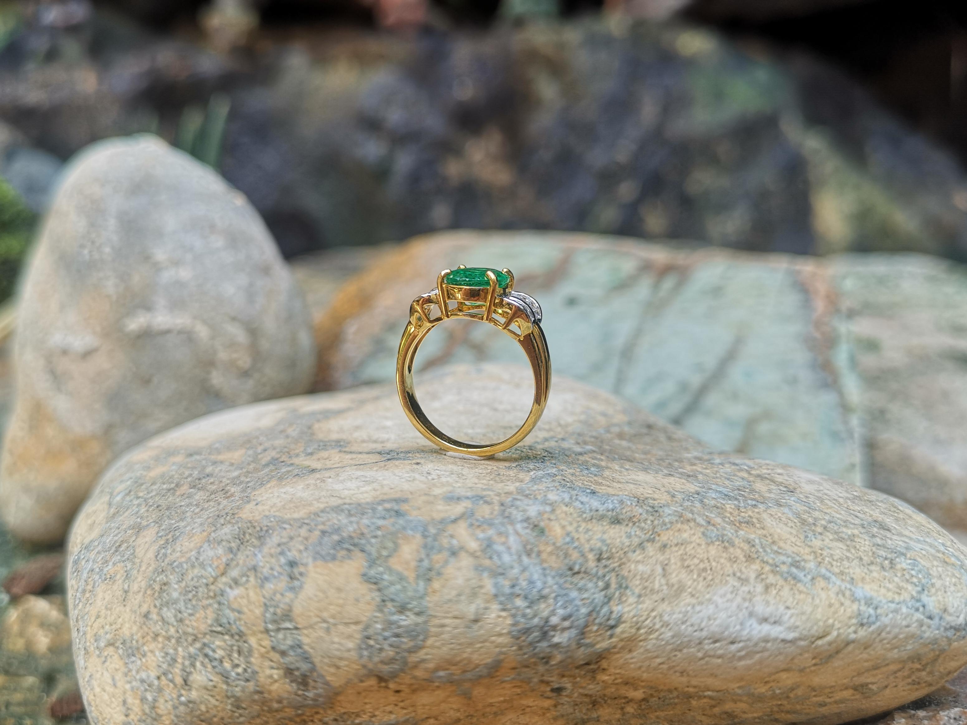 Emerald with Diamond Ring Set in 18 Karat Gold Settings For Sale 4