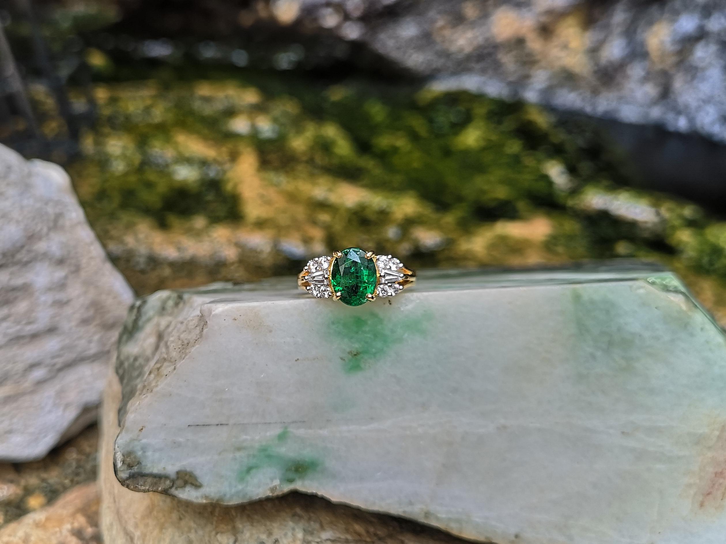 Emerald with Diamond Ring set in 18 Karat Gold Settings For Sale 5