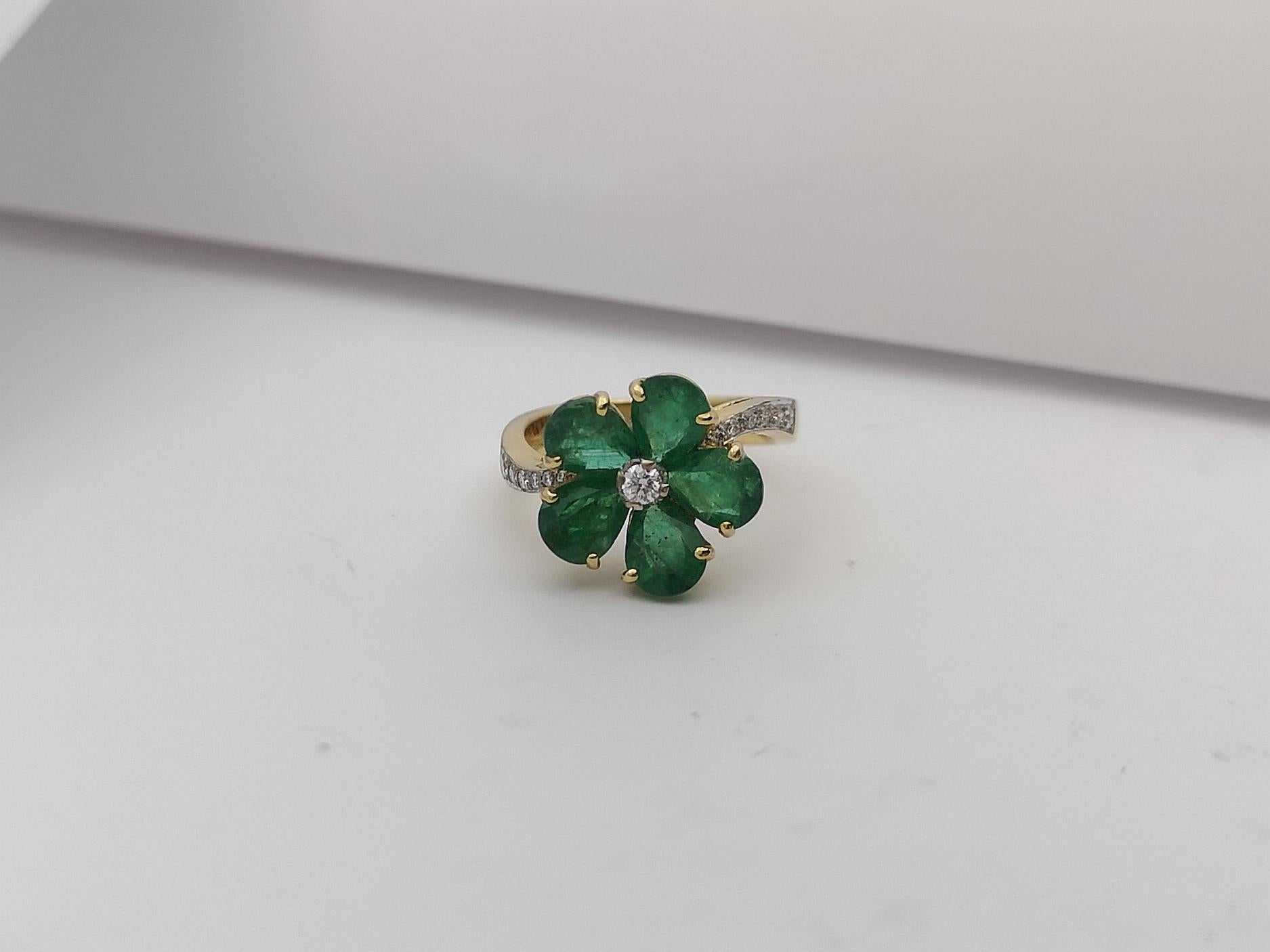 Emerald with Diamond  Ring Set in 18 Karat Gold Settings For Sale 5