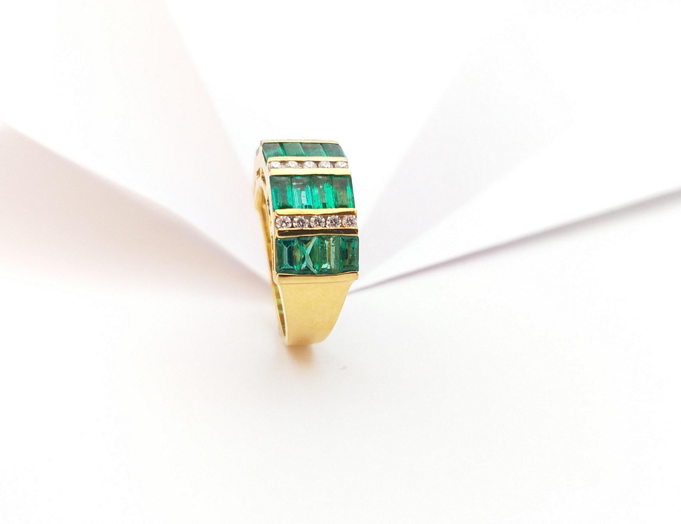 Emerald with Diamond Ring set in 18 Karat Gold Settings For Sale 4