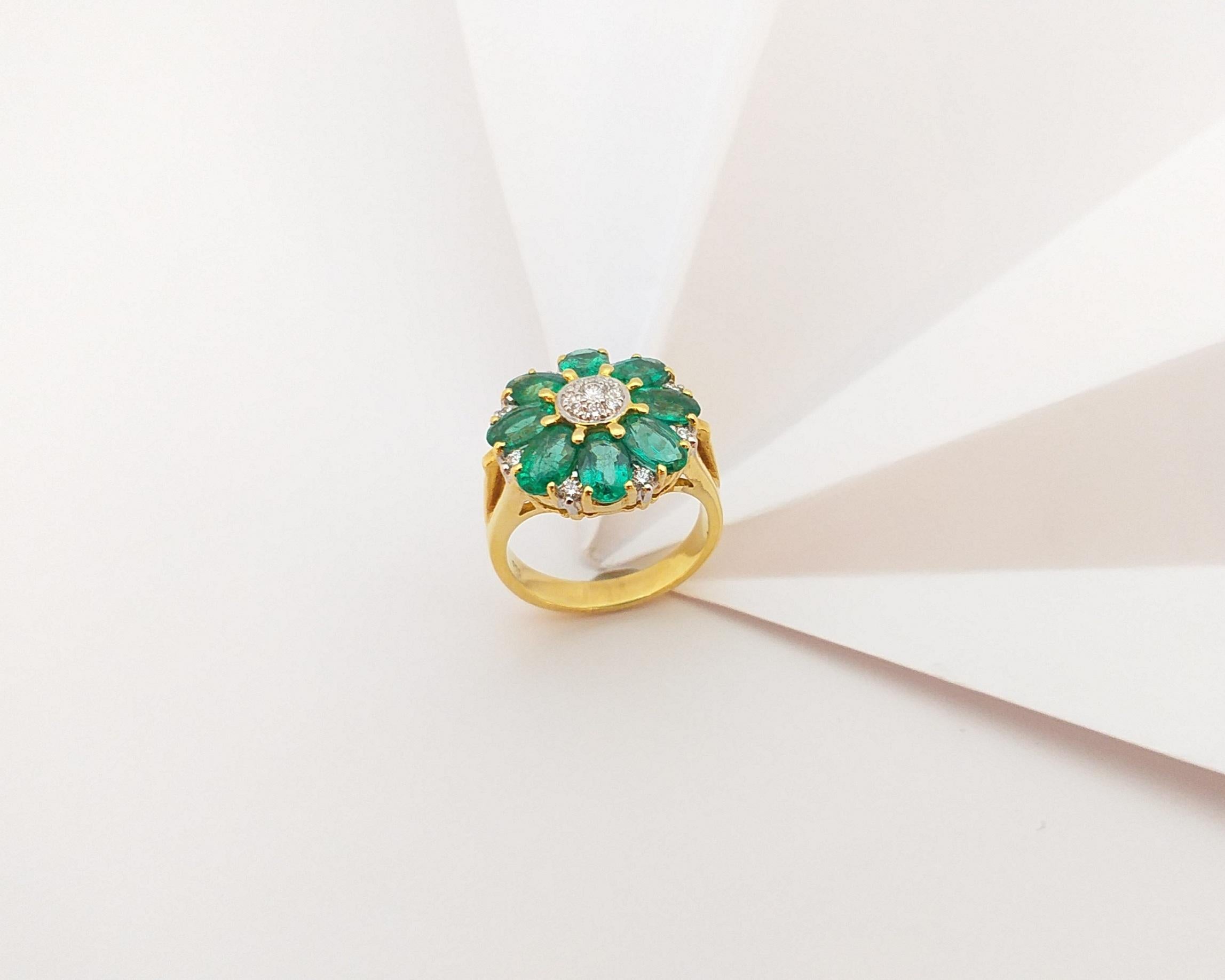 Emerald with Diamond Ring Set in 18 Karat Gold Settings For Sale 4