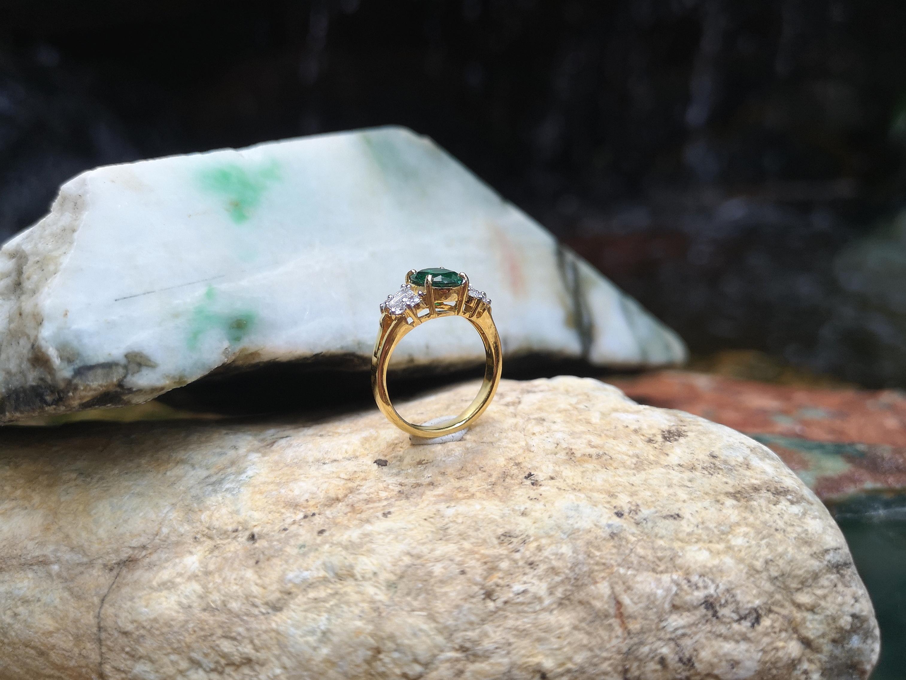 Emerald with Diamond Ring set in 18 Karat Gold Settings For Sale 6