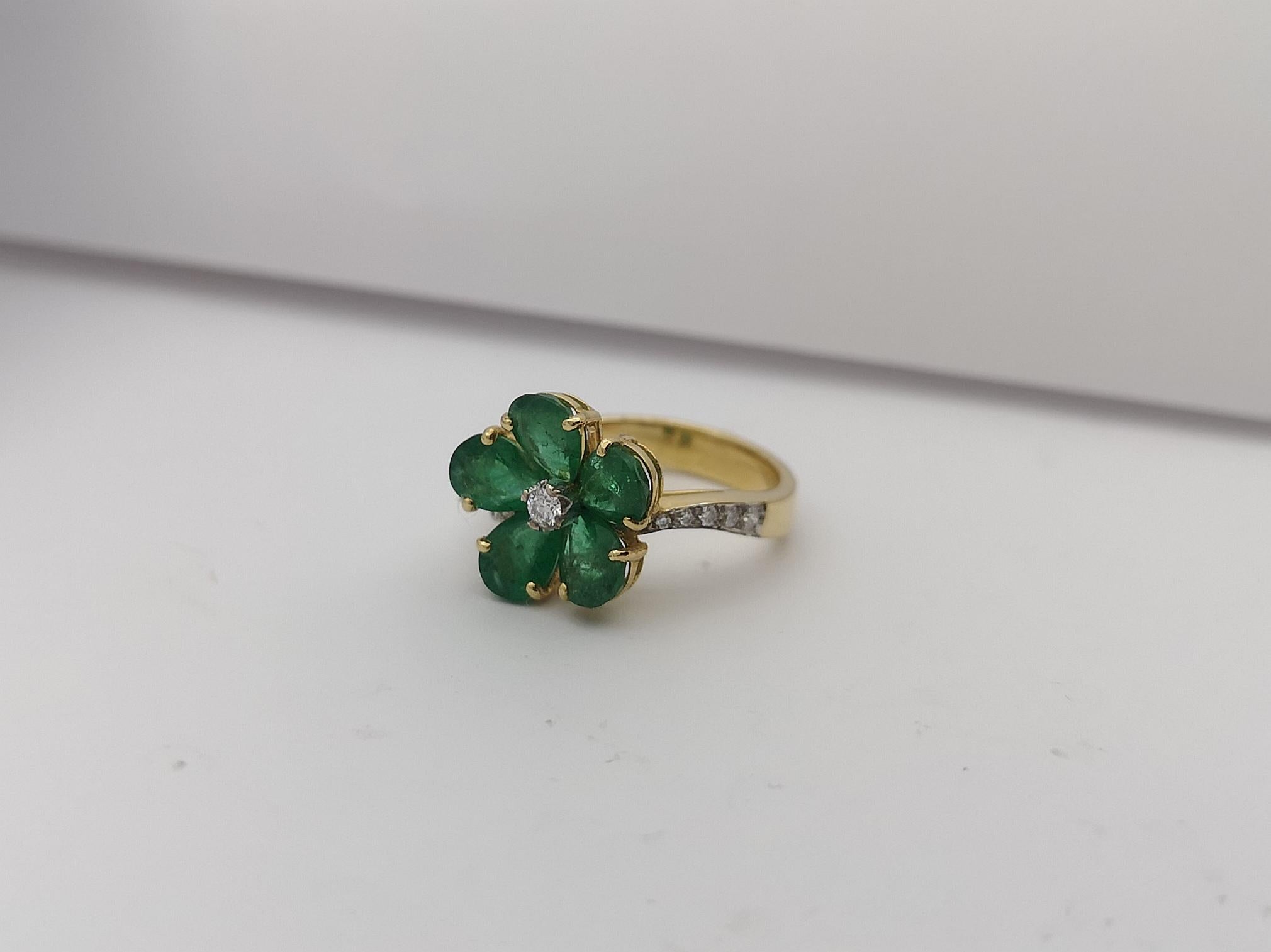 Emerald with Diamond  Ring Set in 18 Karat Gold Settings For Sale 6