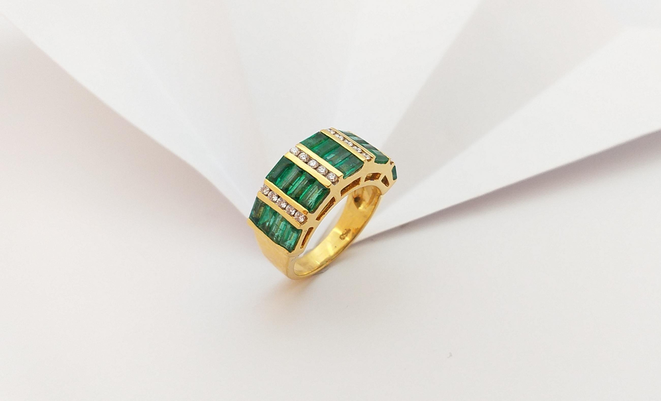 Emerald with Diamond Ring set in 18 Karat Gold Settings For Sale 5