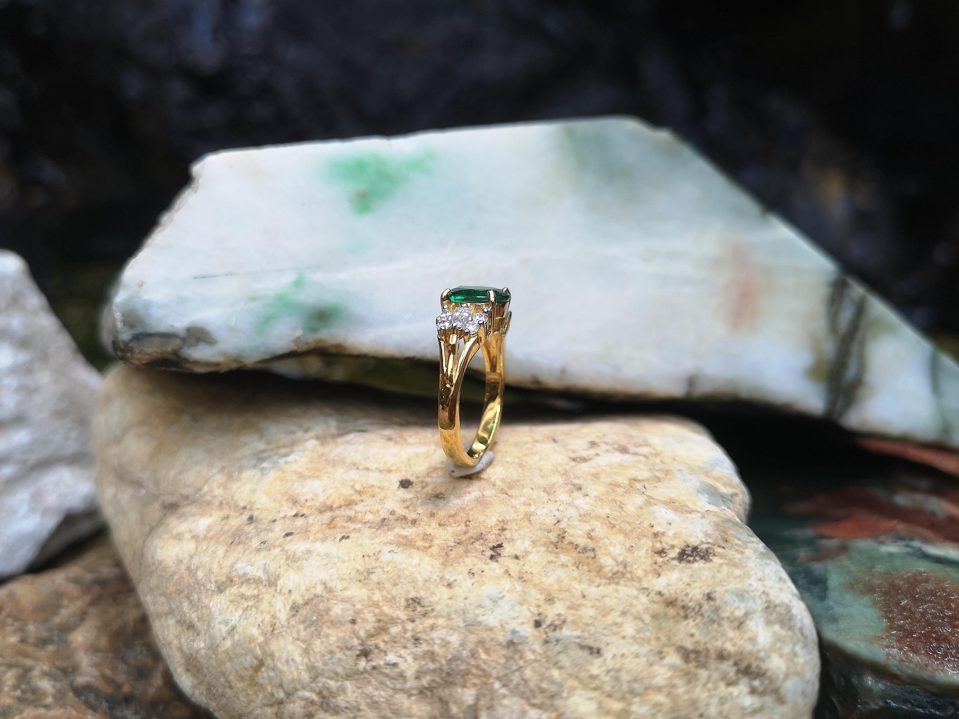 Smaragd- und Diamantring aus 18 Karat Gold in Fassungen gefasst im Angebot 7
