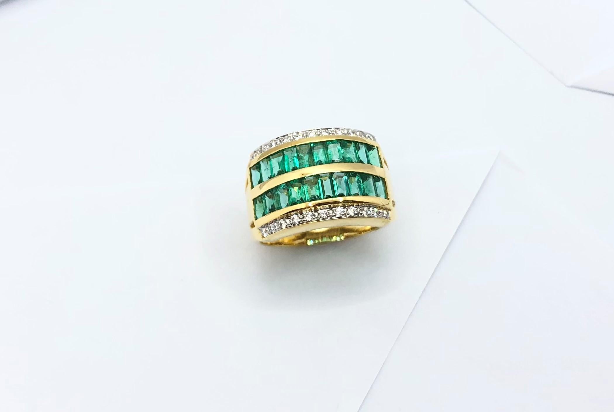 Emerald with Diamond Ring Set in 18 Karat Gold Settings For Sale 7