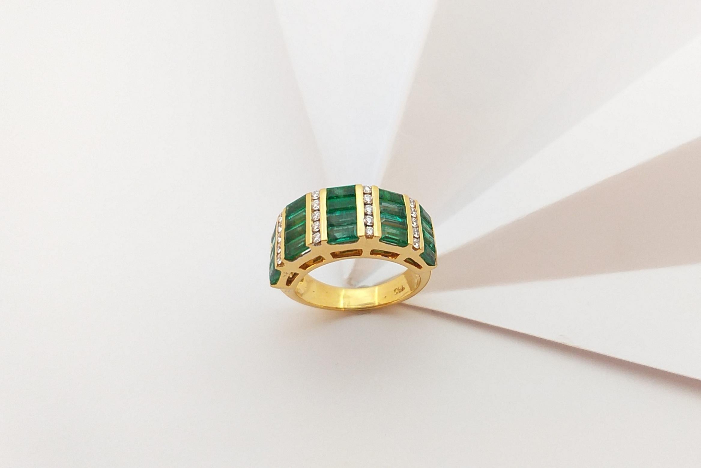 Emerald with Diamond Ring set in 18 Karat Gold Settings For Sale 6