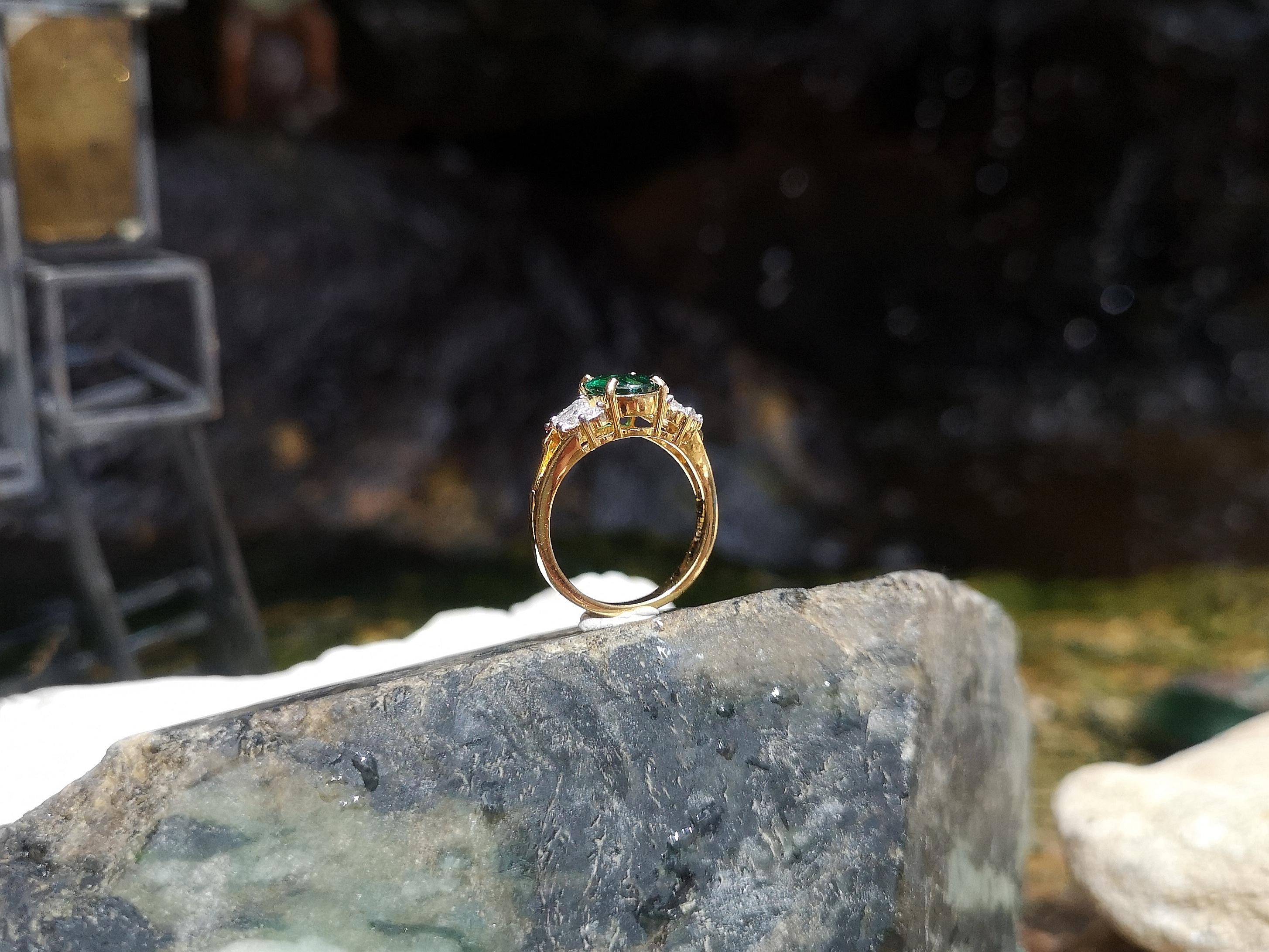 Emerald with Diamond Ring set in 18 Karat Gold Settings For Sale 8