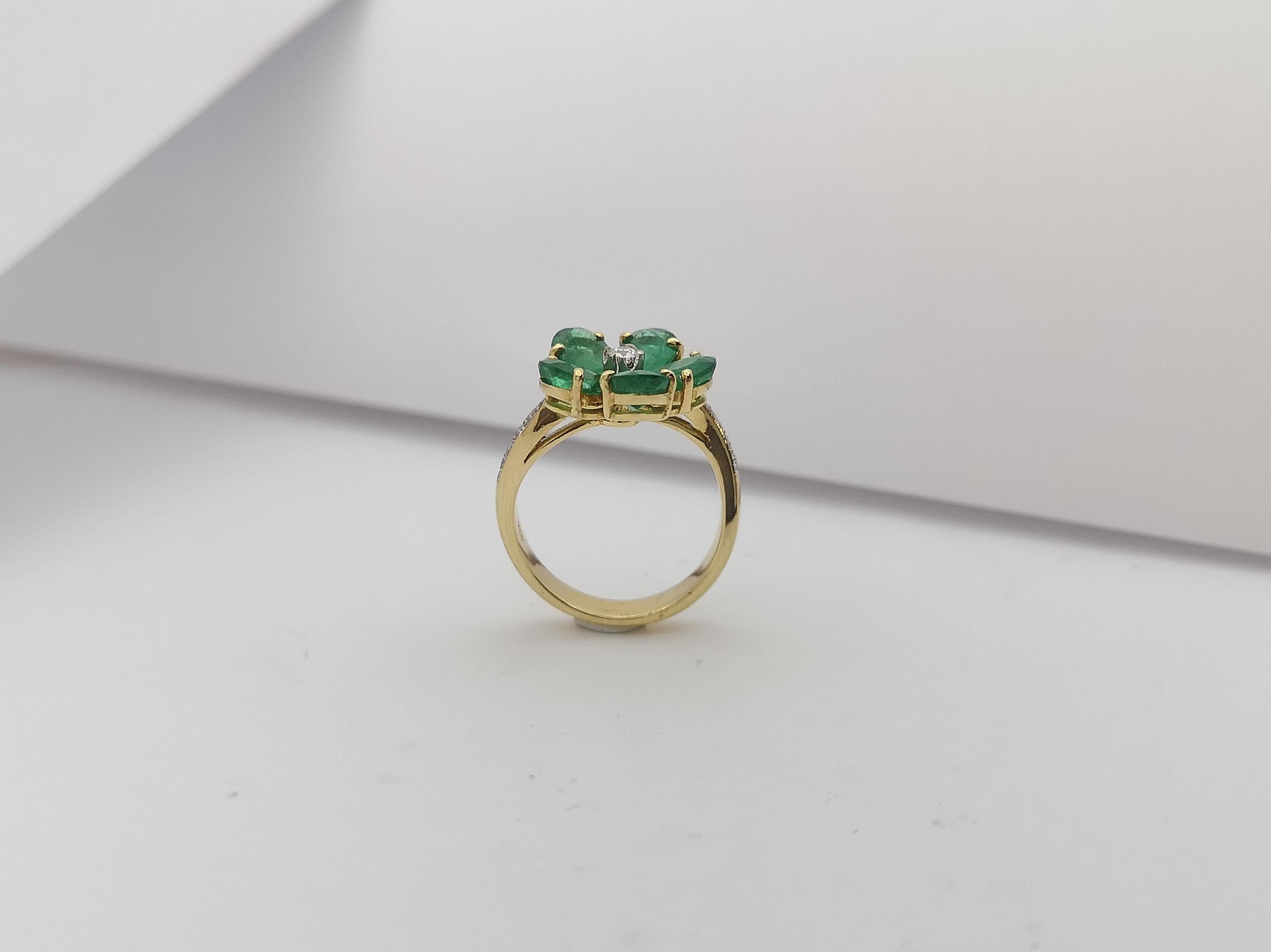 Emerald with Diamond  Ring Set in 18 Karat Gold Settings For Sale 8