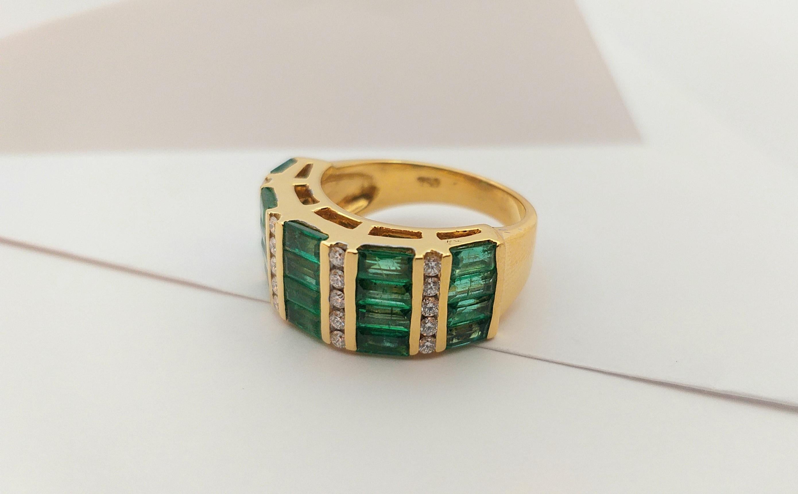 Emerald with Diamond Ring set in 18 Karat Gold Settings For Sale 7