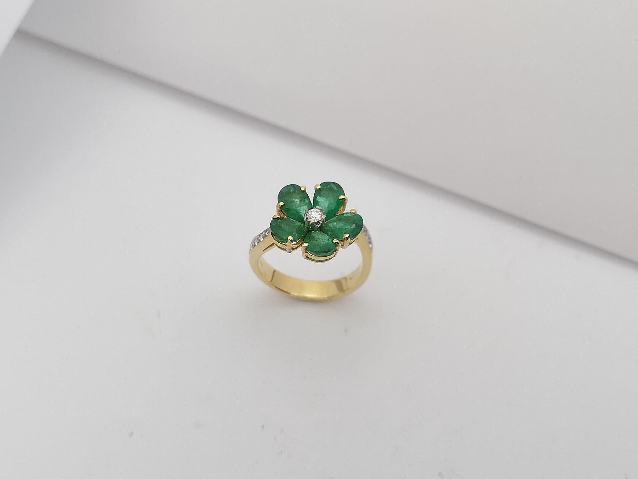 Emerald with Diamond  Ring Set in 18 Karat Gold Settings For Sale 9
