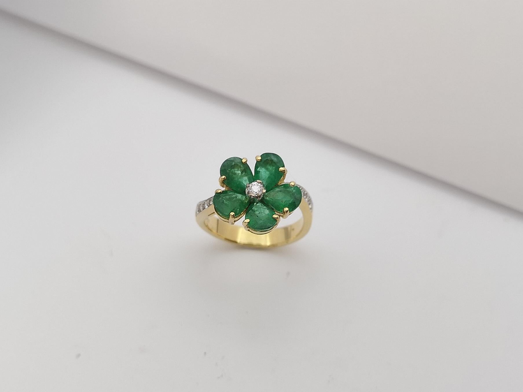 Emerald with Diamond  Ring Set in 18 Karat Gold Settings For Sale 10