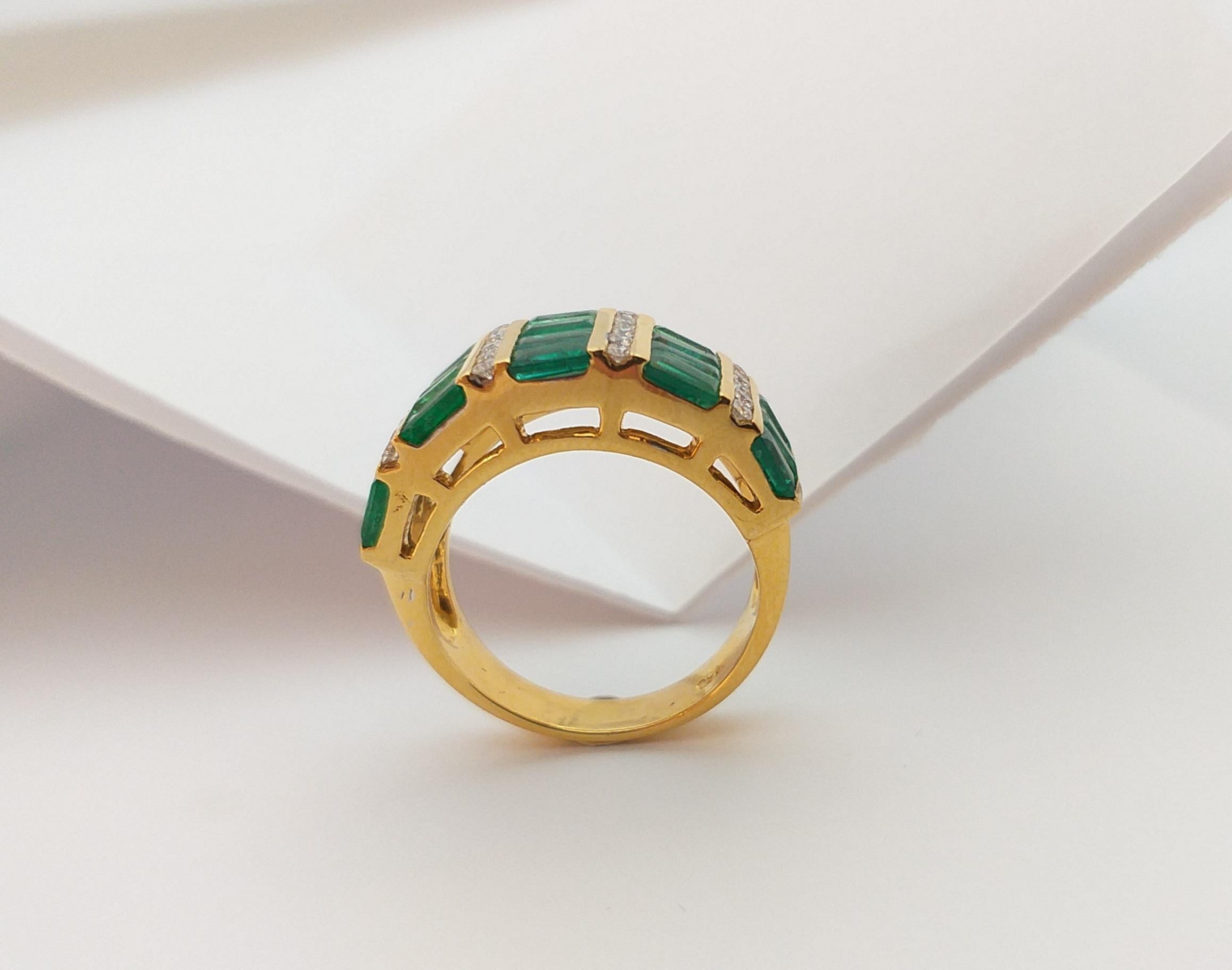 Emerald with Diamond Ring set in 18 Karat Gold Settings For Sale 9