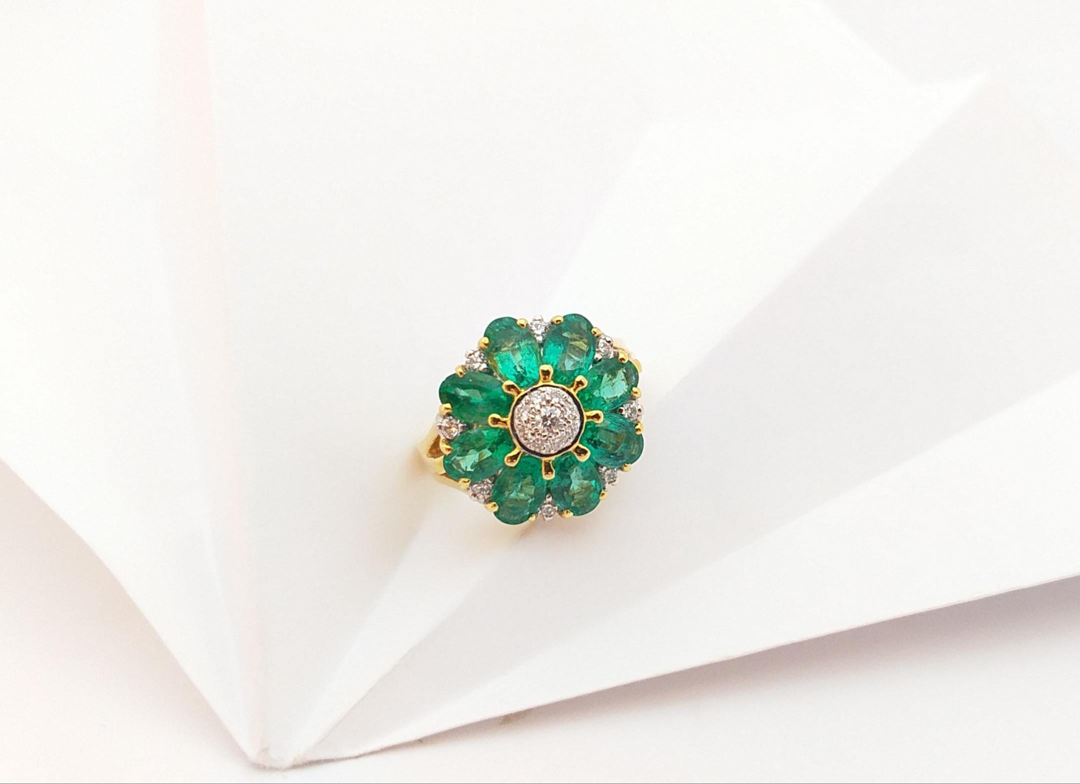 Emerald with Diamond Ring Set in 18 Karat Gold Settings For Sale 9