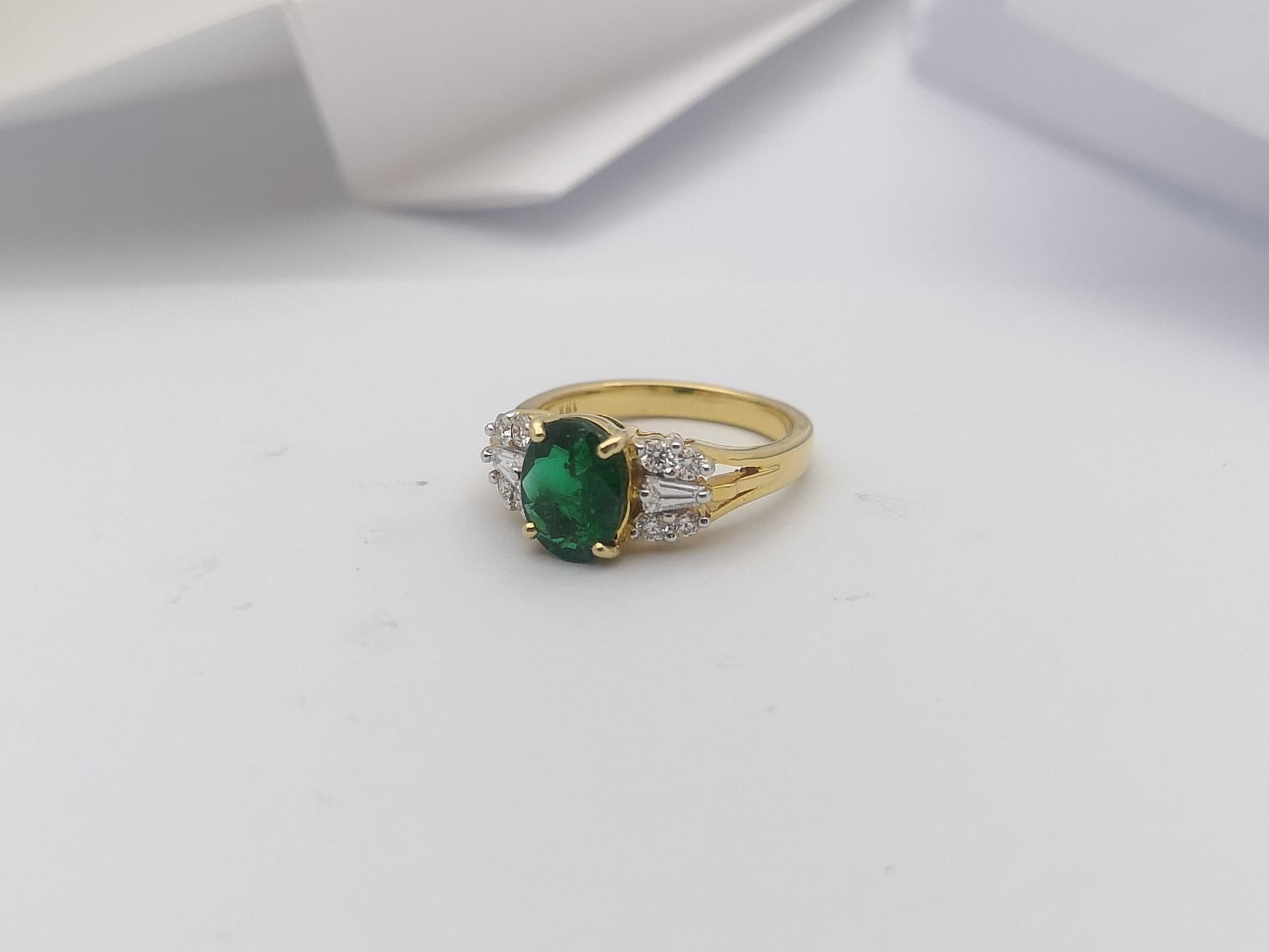 Emerald with Diamond Ring set in 18 Karat Gold Settings For Sale 11