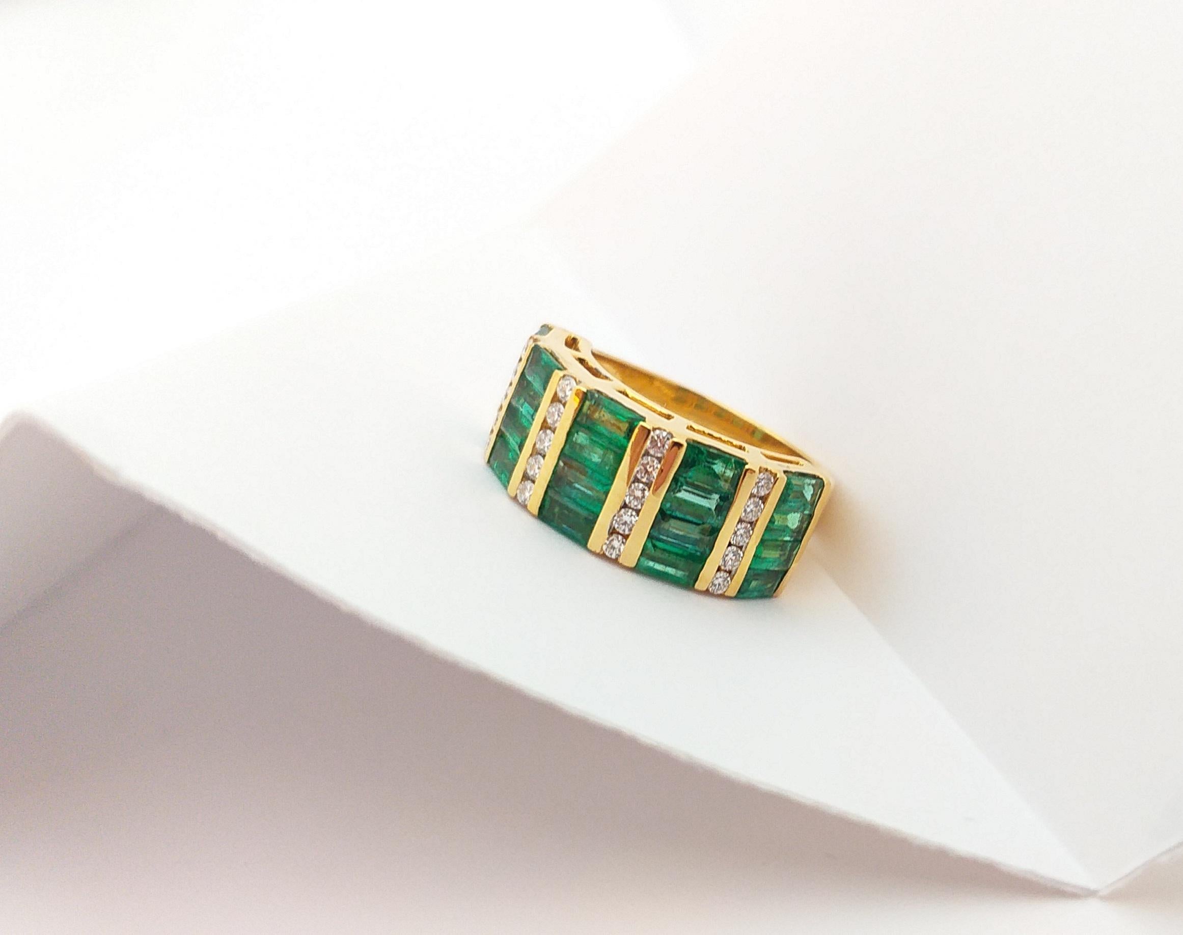 Emerald with Diamond Ring set in 18 Karat Gold Settings For Sale 10