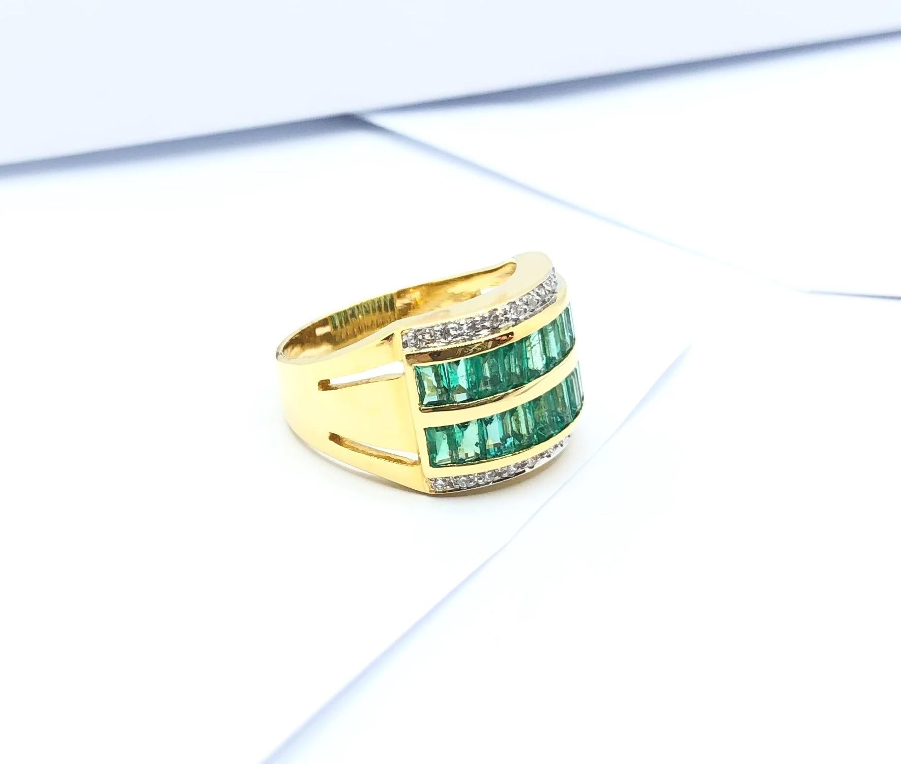 Emerald with Diamond Ring Set in 18 Karat Gold Settings For Sale 12