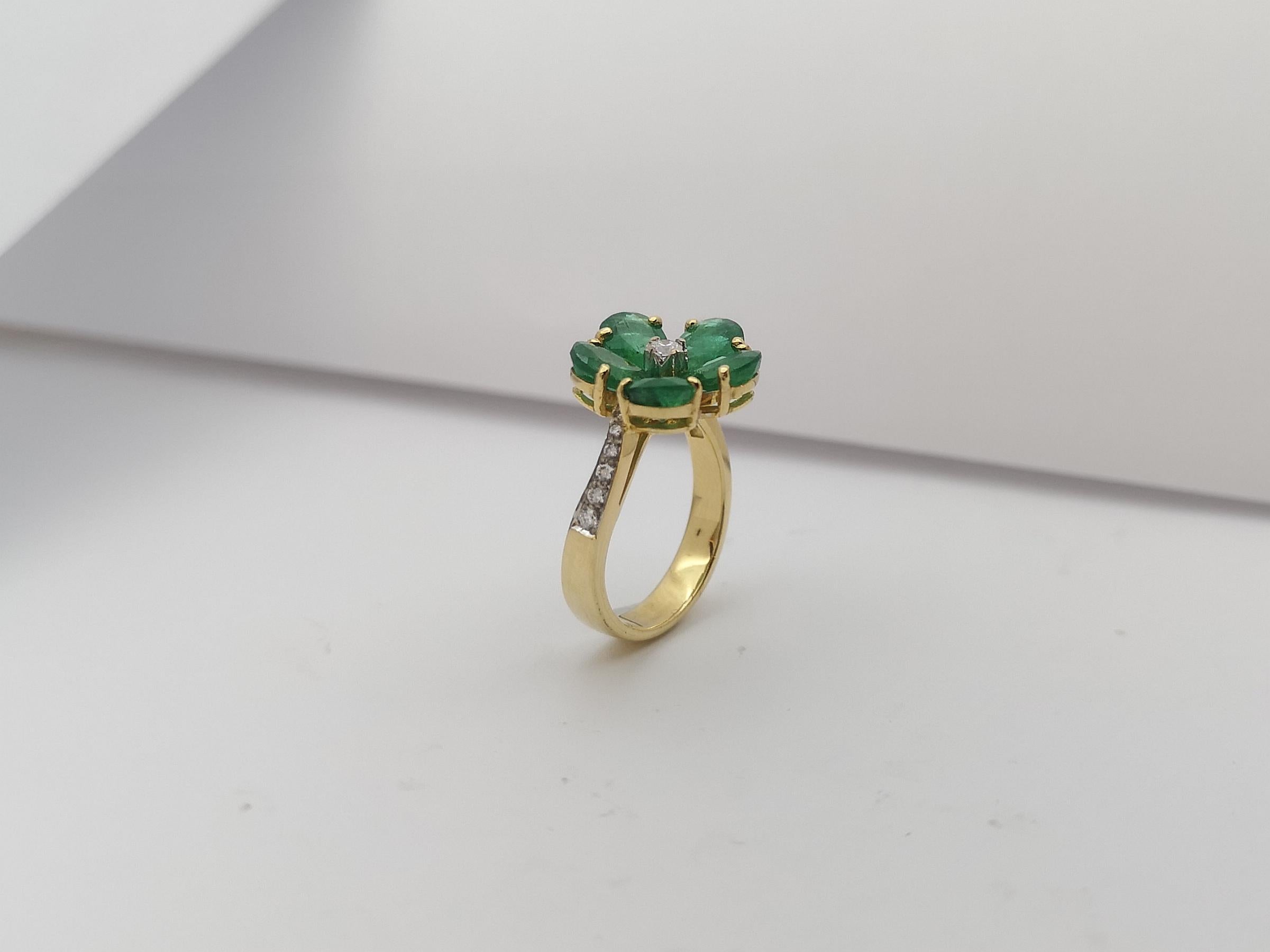 Emerald with Diamond  Ring Set in 18 Karat Gold Settings For Sale 12